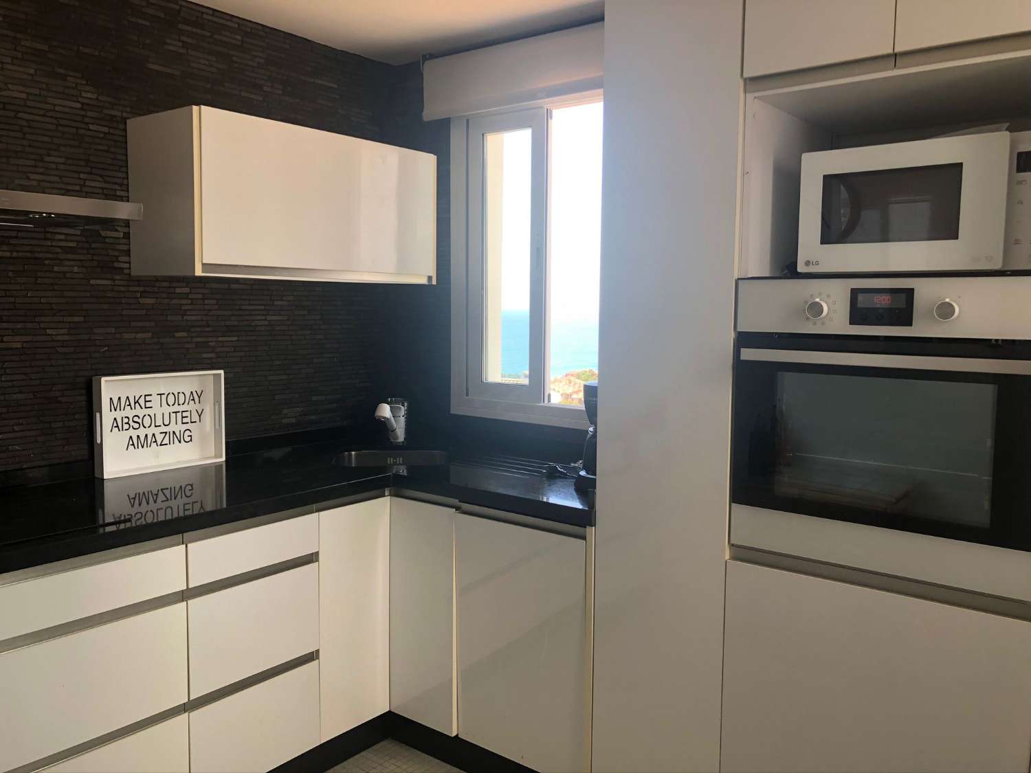 SE ALQUILA DESDE AHORA HASTA 30.6.26 Y DESDE 1.9.26-30.6.27 PRECIOSO APARTAMENTO CON VISTAS AL MAR EN BENALMADENA