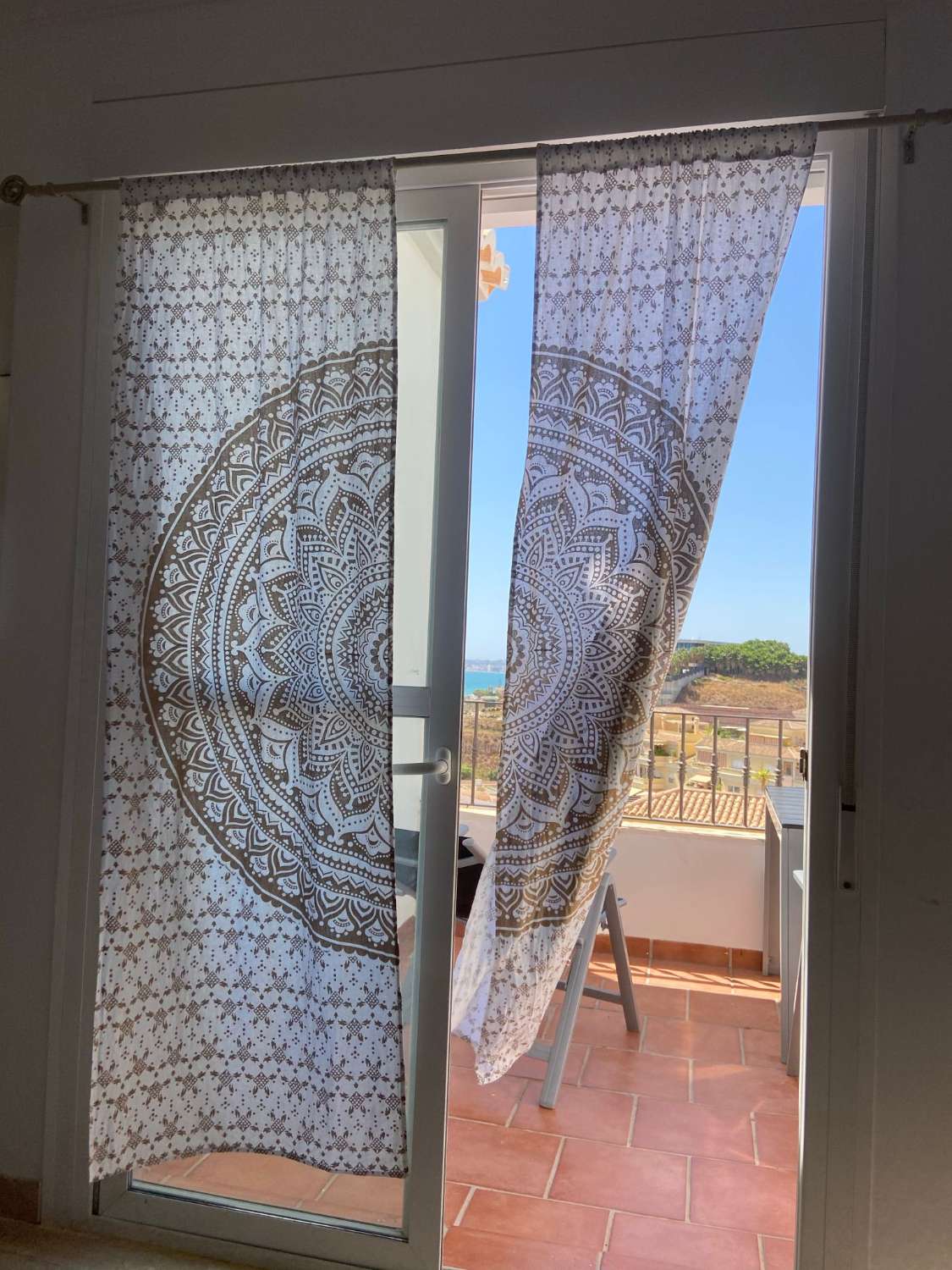 SE ALQUILA DESDE AHORA HASTA 30.6.26 Y DESDE 1.9.26-30.6.27 PRECIOSO APARTAMENTO CON VISTAS AL MAR EN BENALMADENA