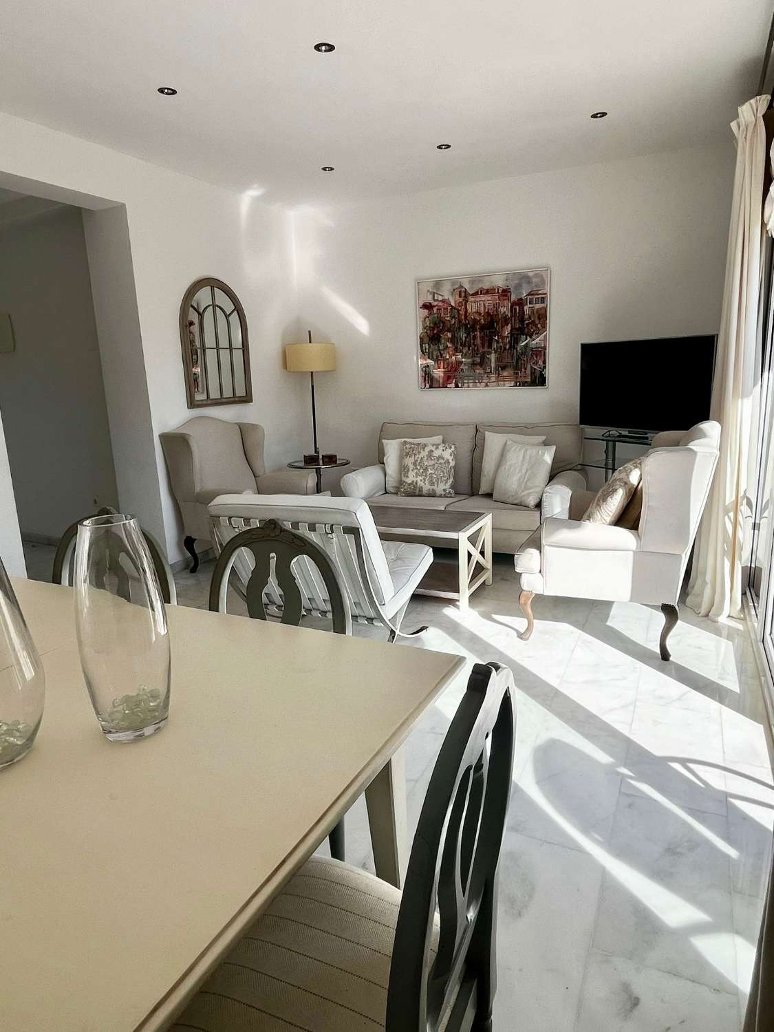 SE ALQUILA DESDE 01/09/2026 HASTA EL 30/06/2027 BONITO APARTAMENTO CENTRICO EN FUENGIROLA.