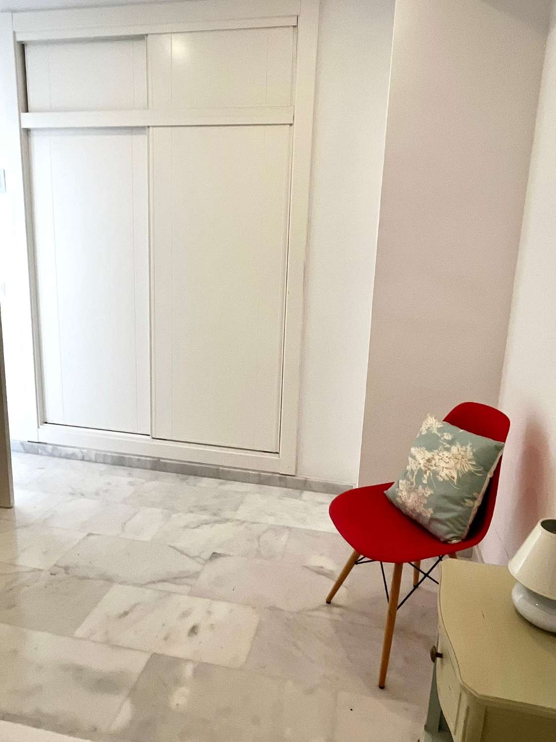 SE ALQUILA DESDE 01/09/2026 HASTA EL 30/06/2027 BONITO APARTAMENTO CENTRICO EN FUENGIROLA.