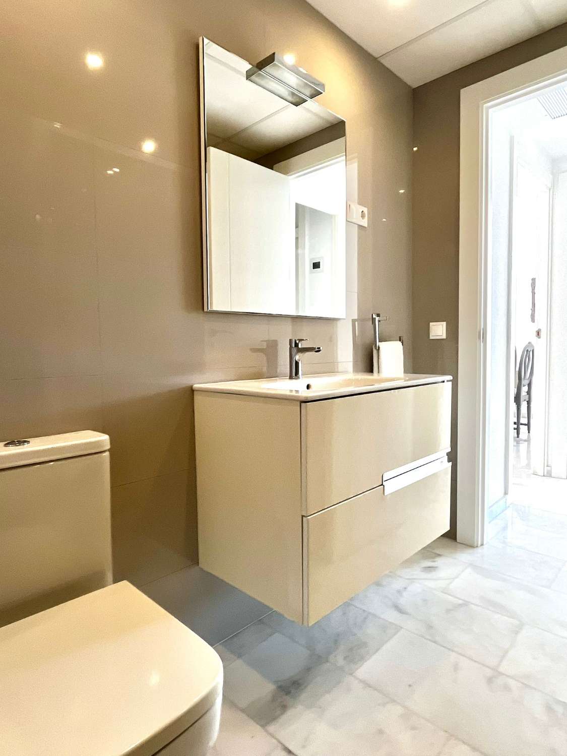 SE ALQUILA DESDE 01/09/2026 HASTA EL 30/06/2027 BONITO APARTAMENTO CENTRICO EN FUENGIROLA.