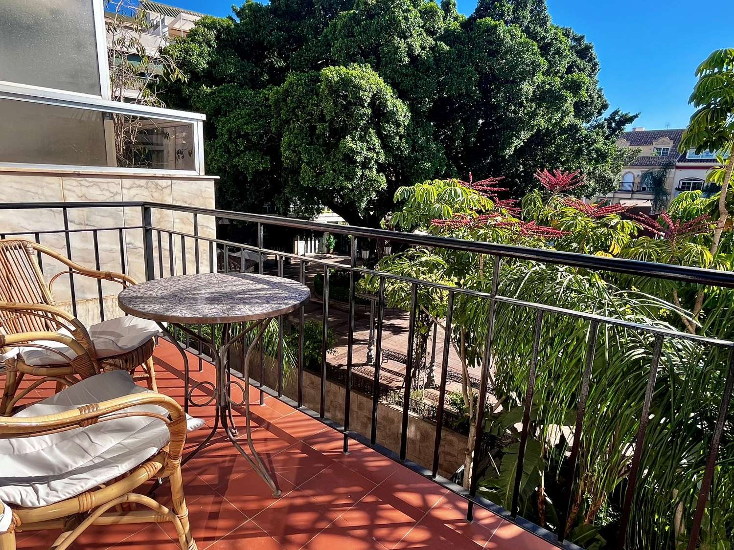 SE ALQUILA DESDE 01/09/2026 HASTA EL 30/06/2027 BONITO APARTAMENTO CENTRICO EN FUENGIROLA.