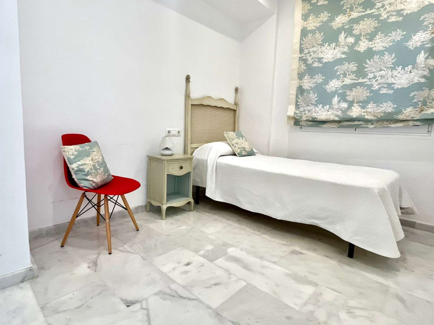 SE ALQUILA DESDE 01/09/2026 HASTA EL 30/06/2027 BONITO APARTAMENTO CENTRICO EN FUENGIROLA.