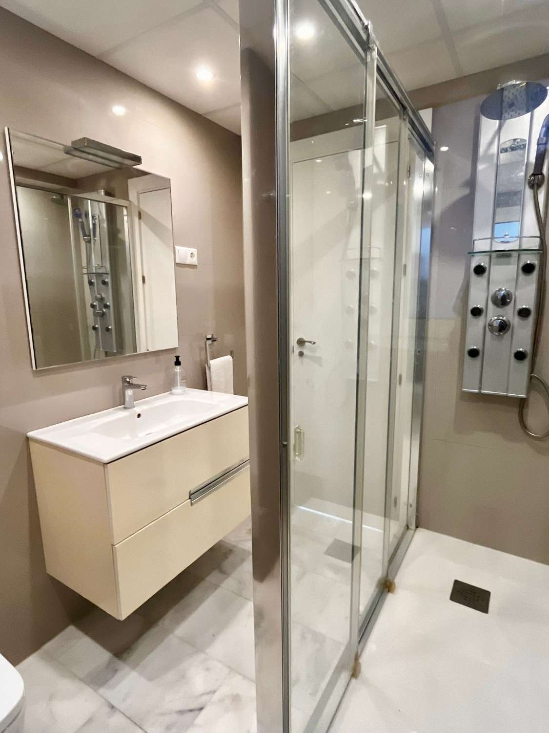 SE ALQUILA DESDE 01/09/2026 HASTA EL 30/06/2027 BONITO APARTAMENTO CENTRICO EN FUENGIROLA.