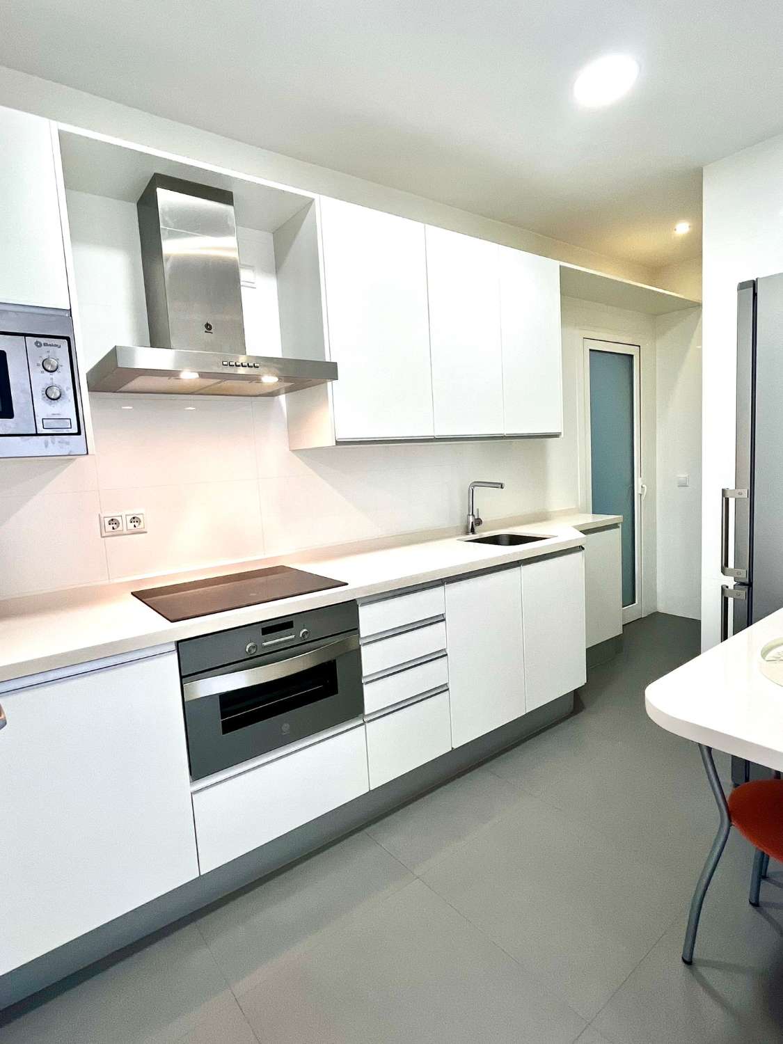 SE ALQUILA DESDE 01/09/2026 HASTA EL 30/06/2027 BONITO APARTAMENTO CENTRICO EN FUENGIROLA.