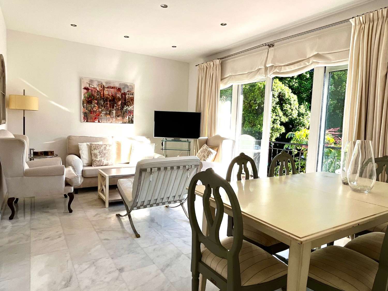 SE ALQUILA DESDE 01/09/2026 HASTA EL 30/06/2027 BONITO APARTAMENTO CENTRICO EN FUENGIROLA.