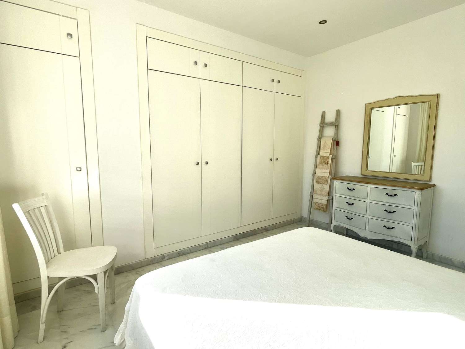 SE ALQUILA DESDE 01/09/2026 HASTA EL 30/06/2027 BONITO APARTAMENTO CENTRICO EN FUENGIROLA.