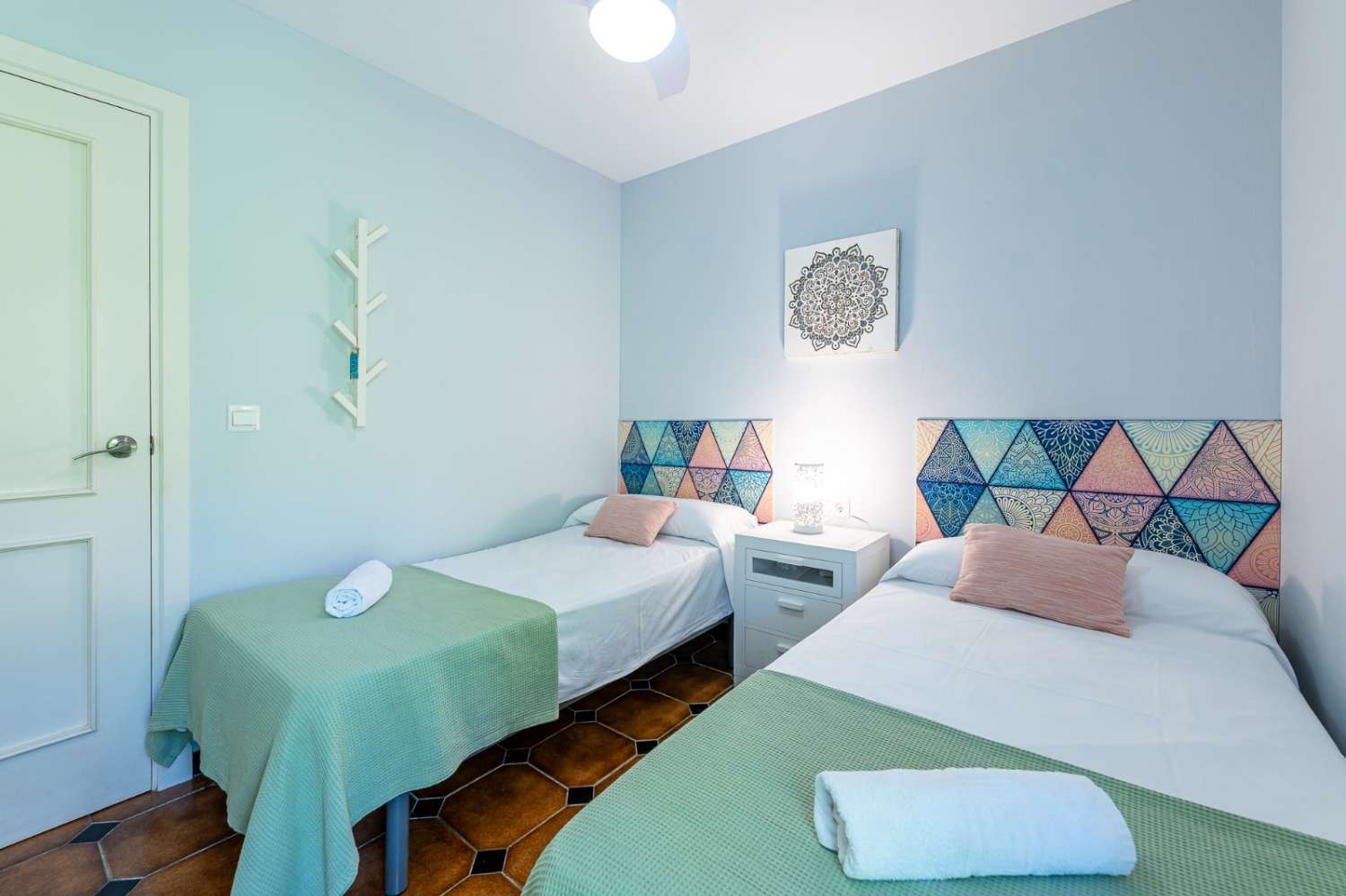 SE ALQUILA  DESDE 1.10.26-31.5.27  PRECIOSO APARTAMENTO JUNTO AL MAR  EN ZONA  CHAPARRAL (MIJAS COSTA)