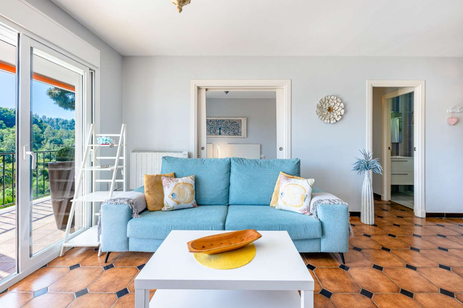 SE ALQUILA  DESDE 1.10.26-31.5.27  PRECIOSO APARTAMENTO JUNTO AL MAR  EN ZONA  CHAPARRAL (MIJAS COSTA)