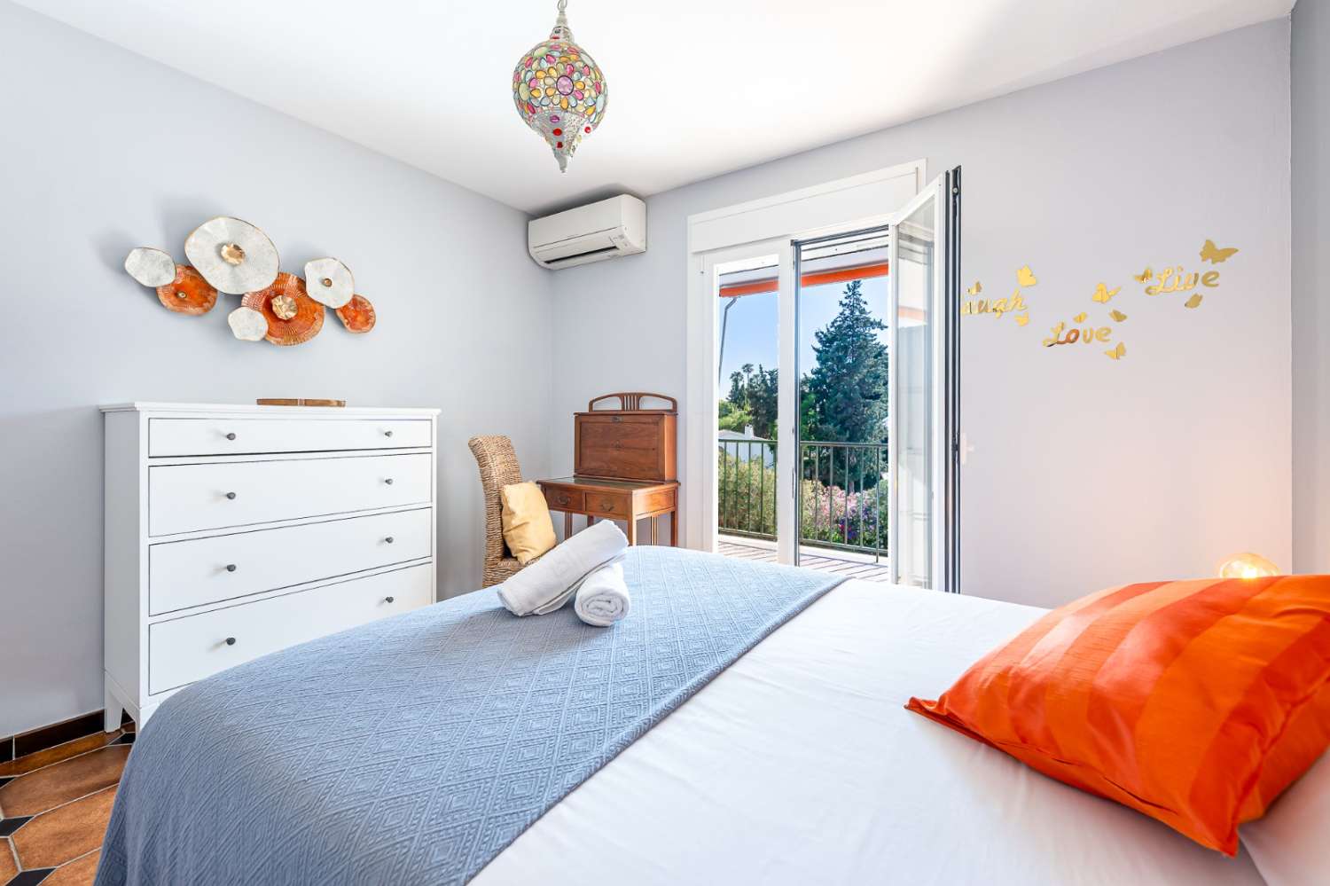 SE ALQUILA  DESDE 1.10.26-31.5.27  PRECIOSO APARTAMENTO JUNTO AL MAR  EN ZONA  CHAPARRAL (MIJAS COSTA)