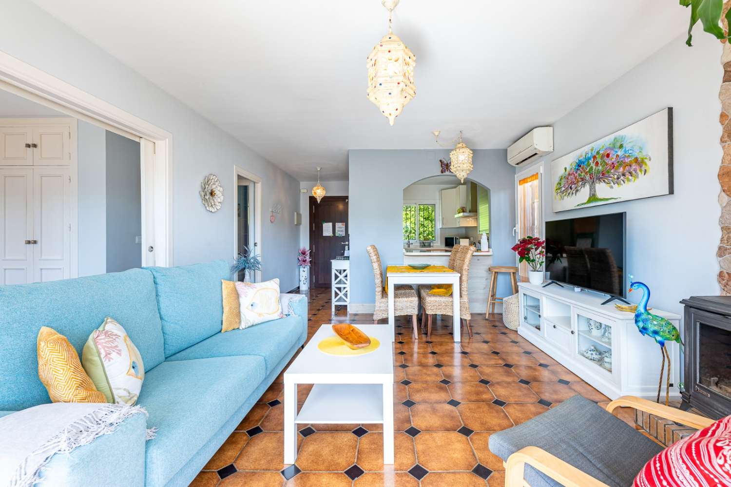 SE ALQUILA  DESDE 1.10.26-31.5.27  PRECIOSO APARTAMENTO JUNTO AL MAR  EN ZONA  CHAPARRAL (MIJAS COSTA)