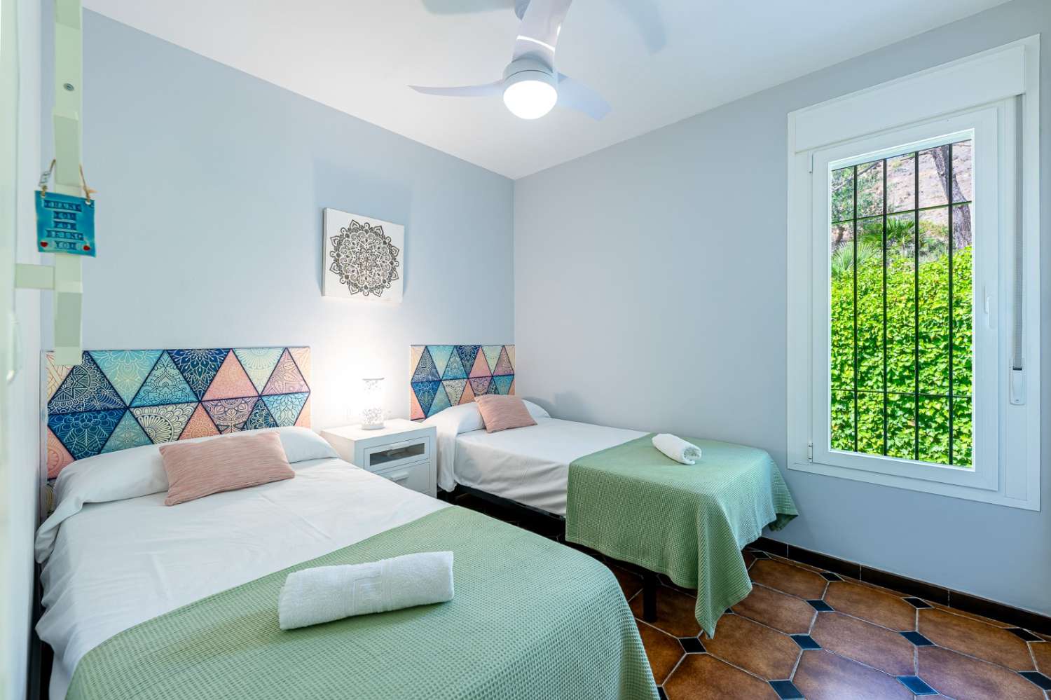 SE ALQUILA  DESDE 1.10.26-31.5.27  PRECIOSO APARTAMENTO JUNTO AL MAR  EN ZONA  CHAPARRAL (MIJAS COSTA)