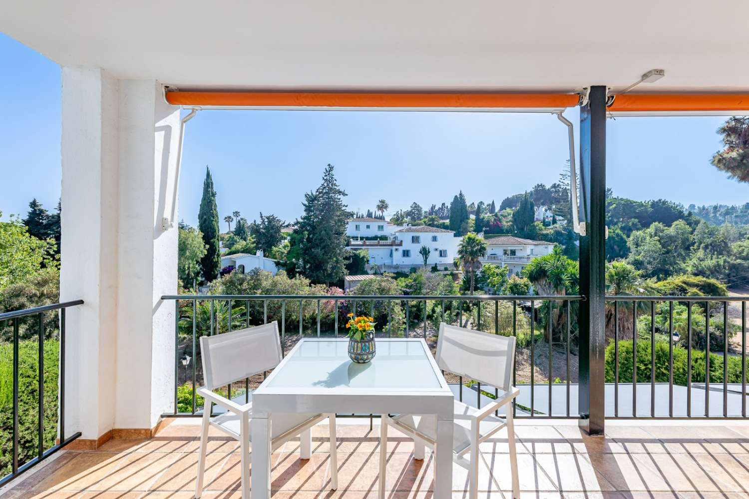 SE ALQUILA  DESDE 1.10.26-31.5.27  PRECIOSO APARTAMENTO JUNTO AL MAR  EN ZONA  CHAPARRAL (MIJAS COSTA)