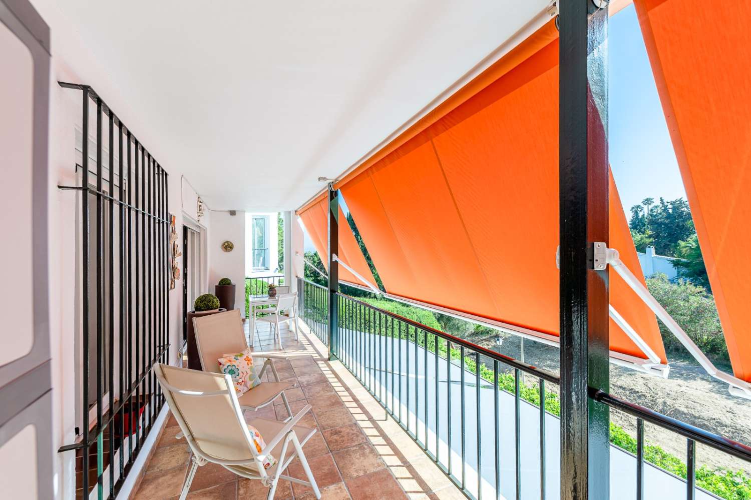 SE ALQUILA  DESDE 1.10.26-31.5.27  PRECIOSO APARTAMENTO JUNTO AL MAR  EN ZONA  CHAPARRAL (MIJAS COSTA)