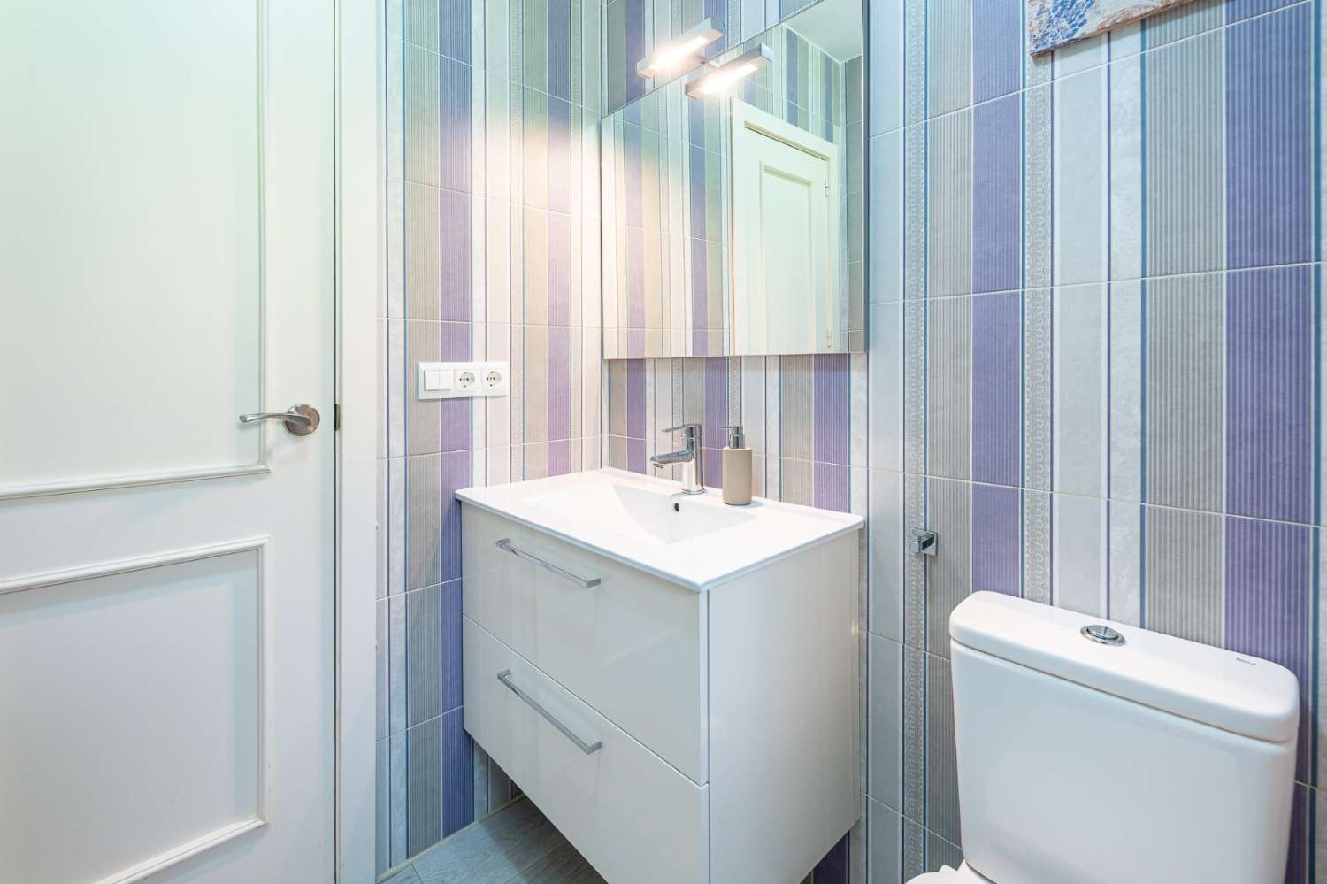 SE ALQUILA  DESDE 1.10.26-31.5.27  PRECIOSO APARTAMENTO JUNTO AL MAR  EN ZONA  CHAPARRAL (MIJAS COSTA)