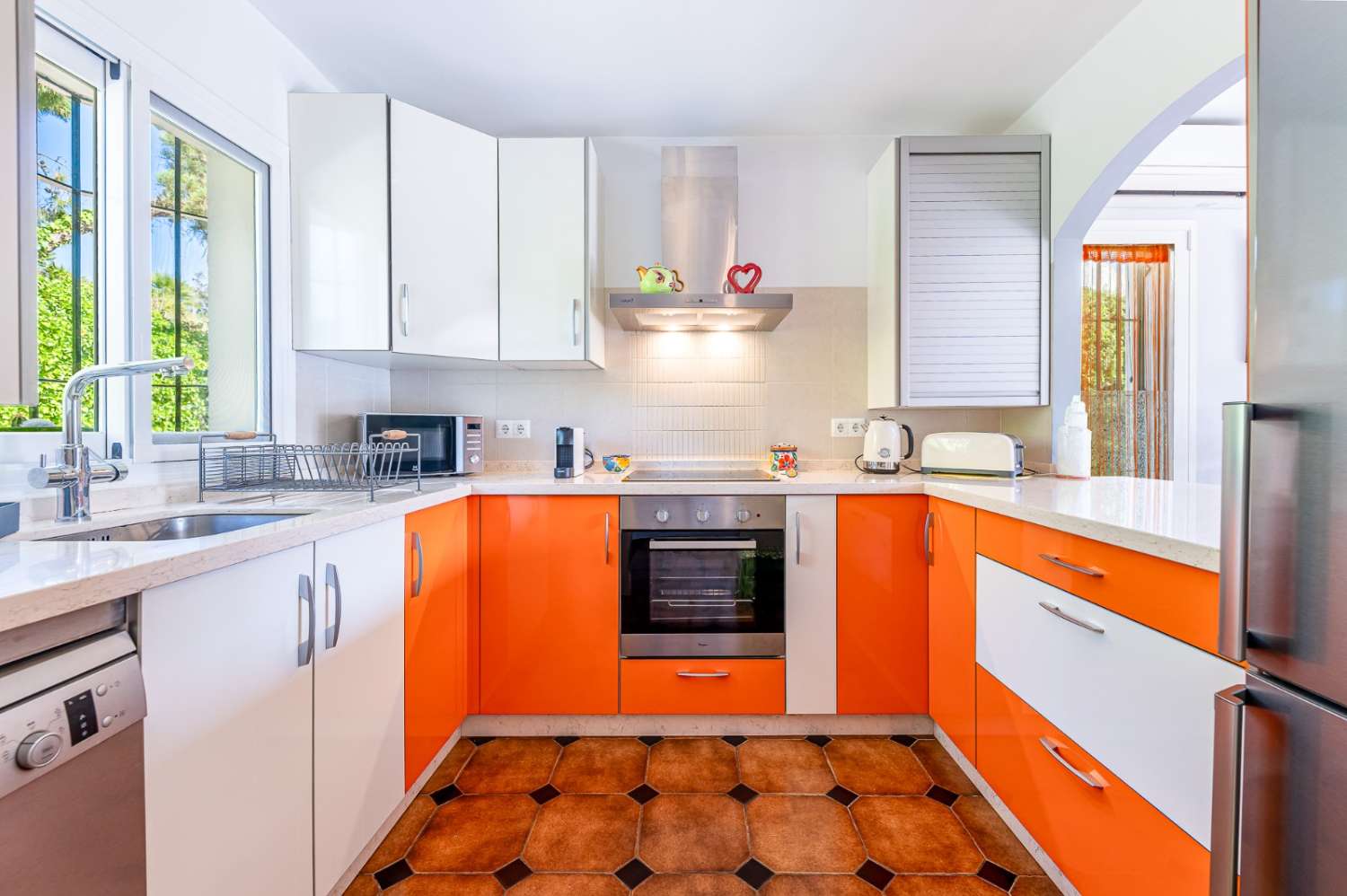 SE ALQUILA  DESDE 1.10.26-31.5.27  PRECIOSO APARTAMENTO JUNTO AL MAR  EN ZONA  CHAPARRAL (MIJAS COSTA)