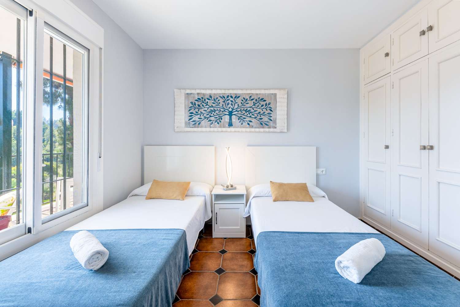 SE ALQUILA  DESDE 1.10.26-31.5.27  PRECIOSO APARTAMENTO JUNTO AL MAR  EN ZONA  CHAPARRAL (MIJAS COSTA)