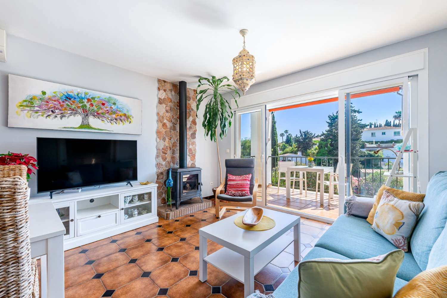 SE ALQUILA  DESDE 1.10.26-31.5.27  PRECIOSO APARTAMENTO JUNTO AL MAR  EN ZONA  CHAPARRAL (MIJAS COSTA)