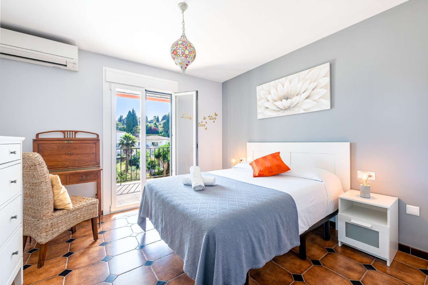 SE ALQUILA  DESDE 1.10.26-31.5.27  PRECIOSO APARTAMENTO JUNTO AL MAR  EN ZONA  CHAPARRAL (MIJAS COSTA)