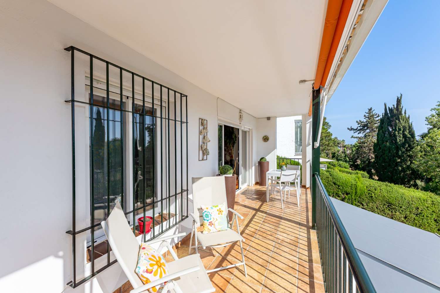 SE ALQUILA  DESDE 1.10.26-31.5.27  PRECIOSO APARTAMENTO JUNTO AL MAR  EN ZONA  CHAPARRAL (MIJAS COSTA)