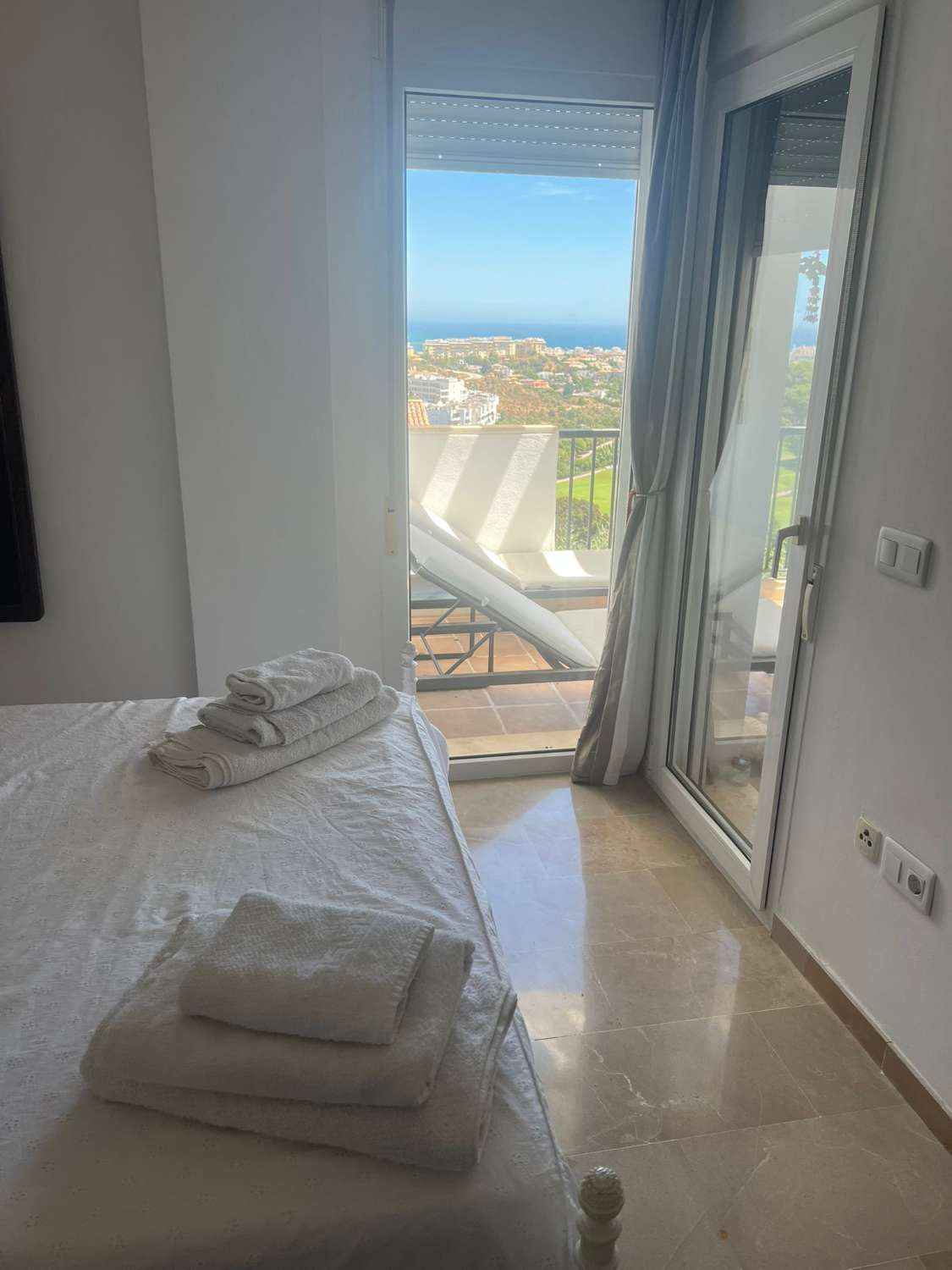 SE ALQUILA DESDE 01/09/2026 HASTA 30/06/2027 MAGNIFICO APARTAMENTO CON IMPRESIONANTES VISTAS AL MAR EN MIJAS