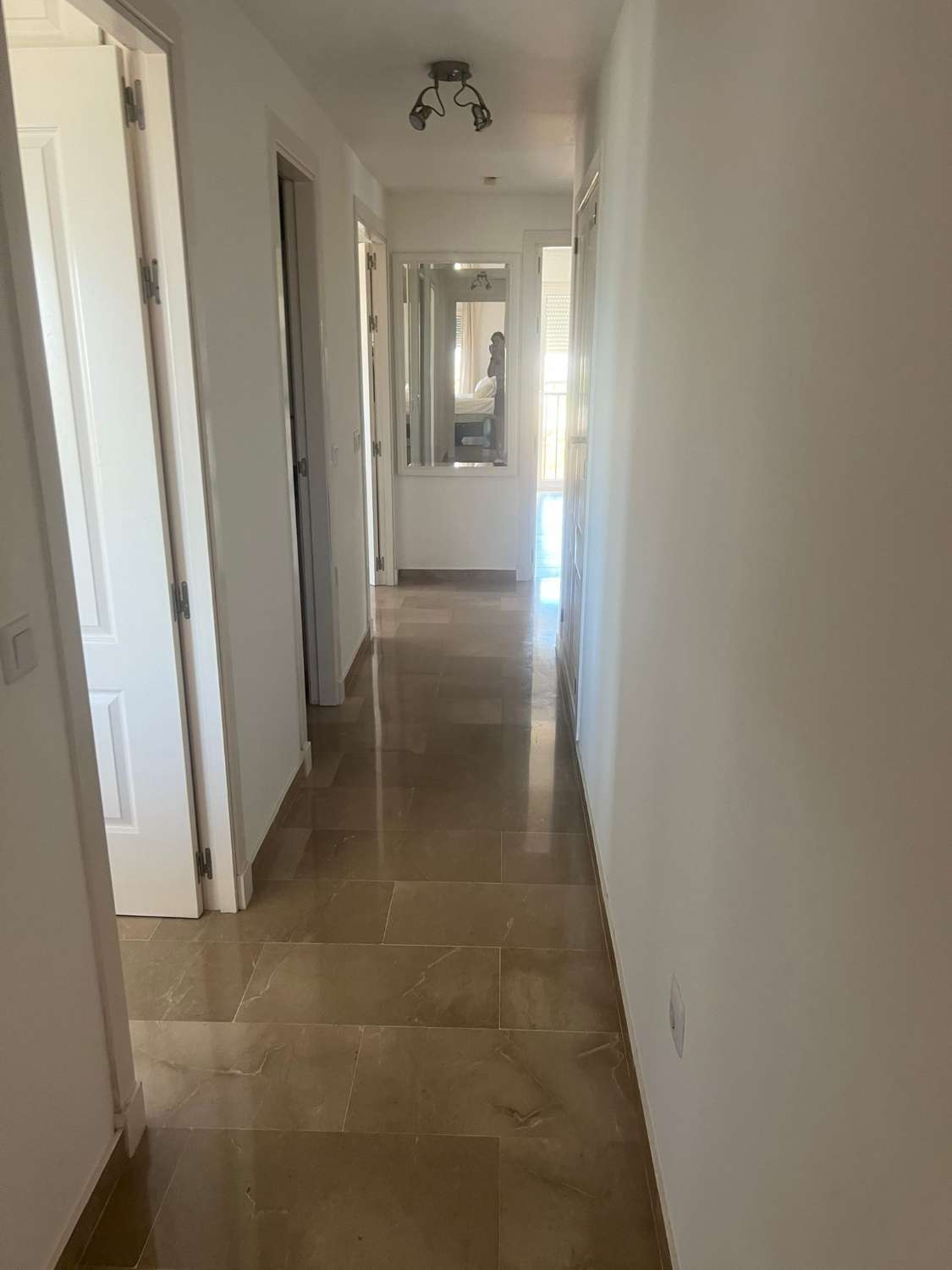 SE ALQUILA DESDE 01/09/2026 HASTA 30/06/2027 MAGNIFICO APARTAMENTO CON IMPRESIONANTES VISTAS AL MAR EN MIJAS