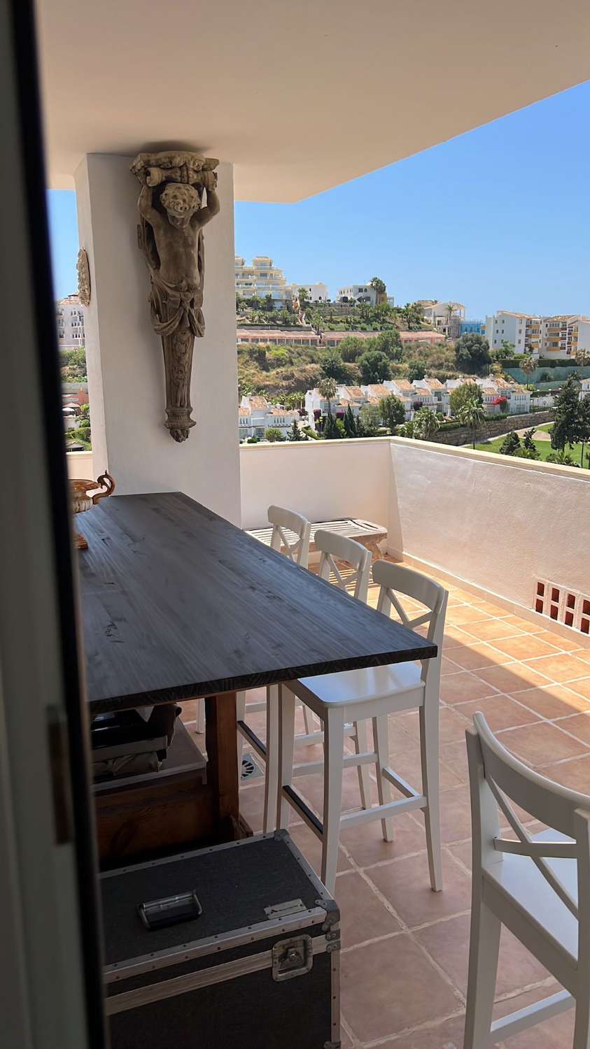 SE ALQUILA DESDE 01/09/2026 HASTA 30/06/2027 MAGNIFICO APARTAMENTO CON IMPRESIONANTES VISTAS AL MAR EN MIJAS