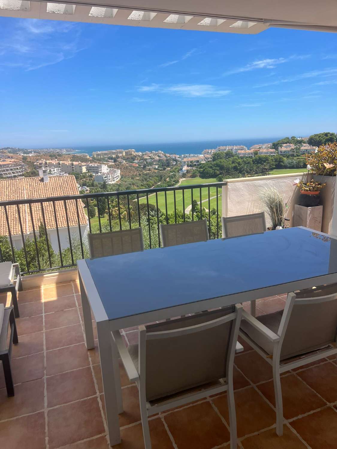 SE ALQUILA DESDE 01/09/2026 HASTA 30/06/2027 MAGNIFICO APARTAMENTO CON IMPRESIONANTES VISTAS AL MAR EN MIJAS