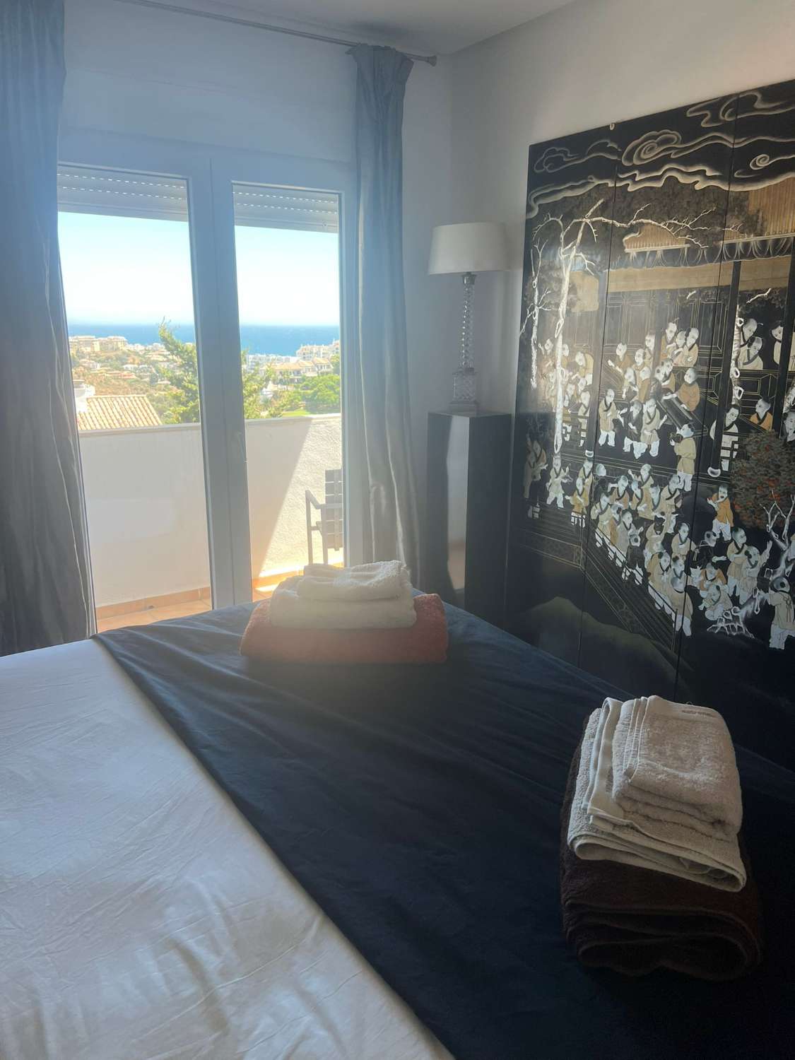 SE ALQUILA DESDE 01/09/2026 HASTA 30/06/2027 MAGNIFICO APARTAMENTO CON IMPRESIONANTES VISTAS AL MAR EN MIJAS