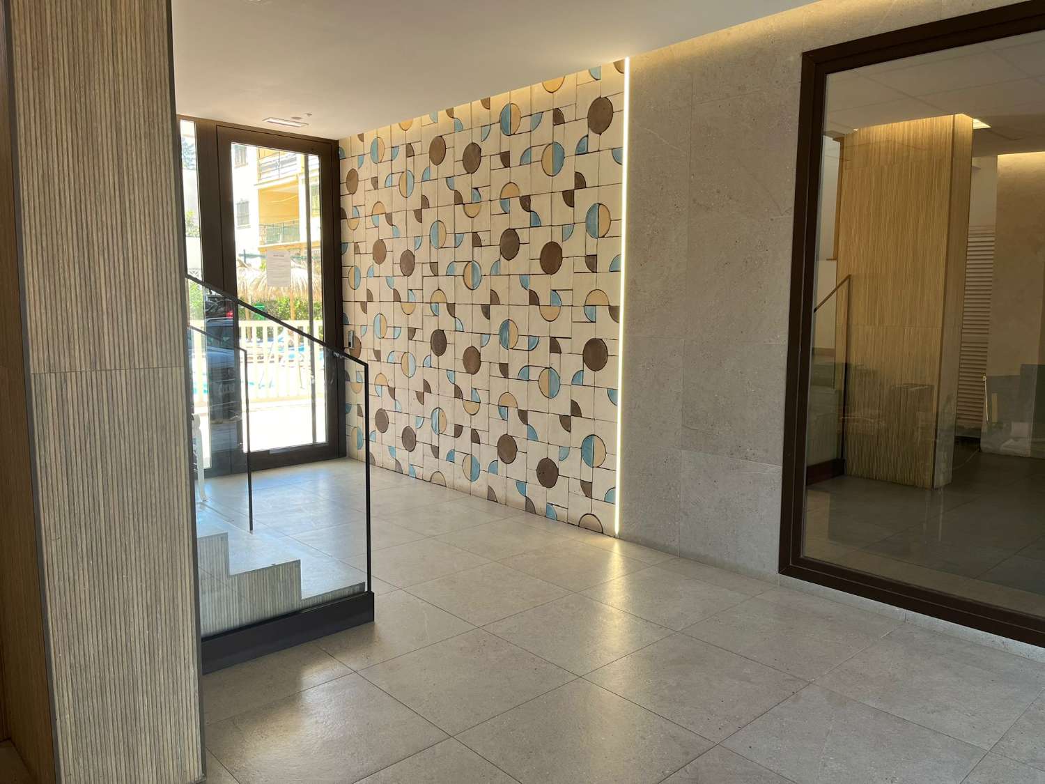 SE ALQUILA DEL 01/04/2026- 31/05/2026 Y DESDE  1.10.26-30.5.27 BONITO APARTAMENTO  CON VISTAS AL MAR EN 2ª LINEA DE PLAYA  EN FUENGIROLA