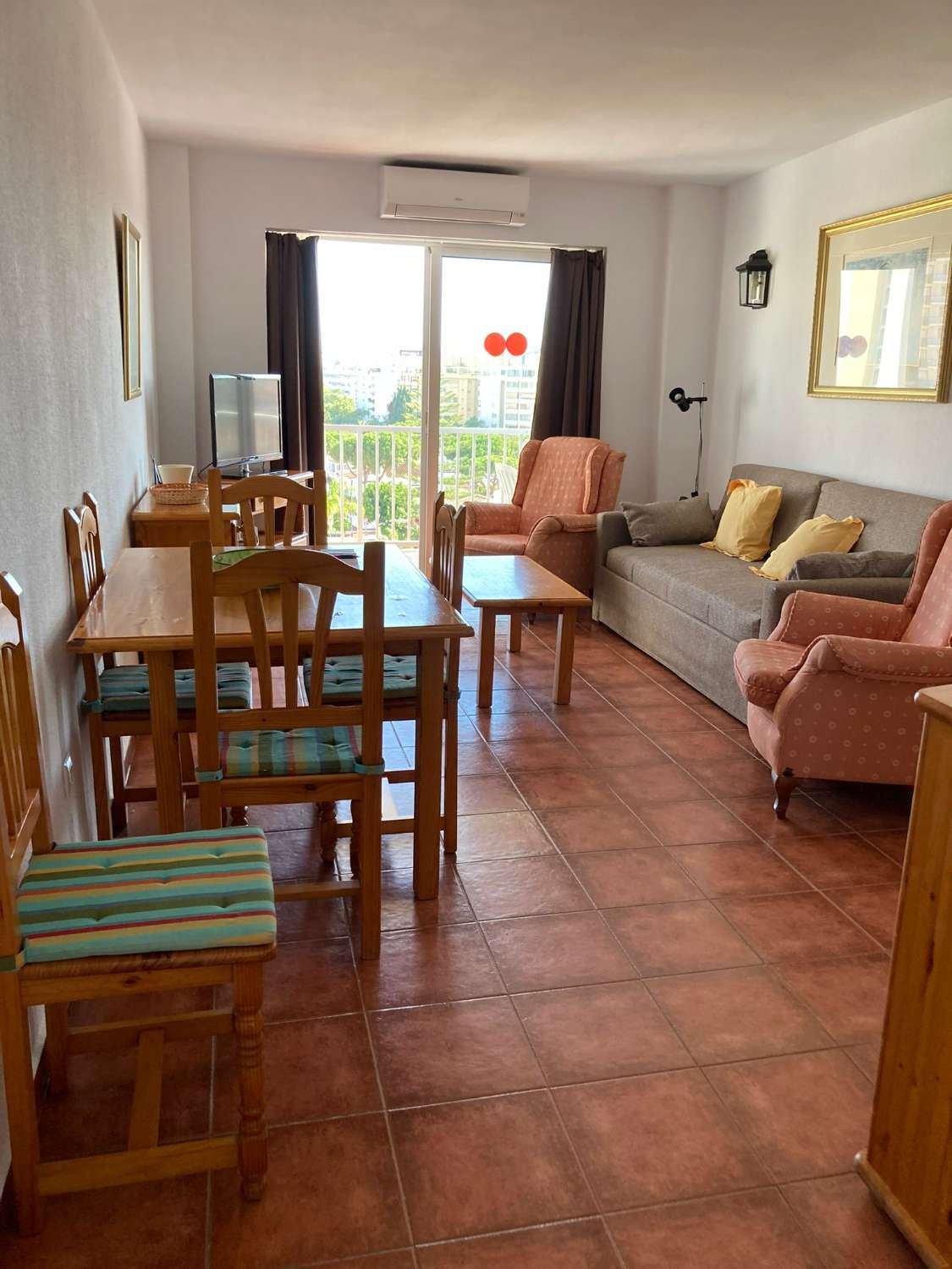 SE ALQUILA DEL 01/04/2026- 31/05/2026 Y DESDE  1.10.26-30.5.27 BONITO APARTAMENTO  CON VISTAS AL MAR EN 2ª LINEA DE PLAYA  EN FUENGIROLA