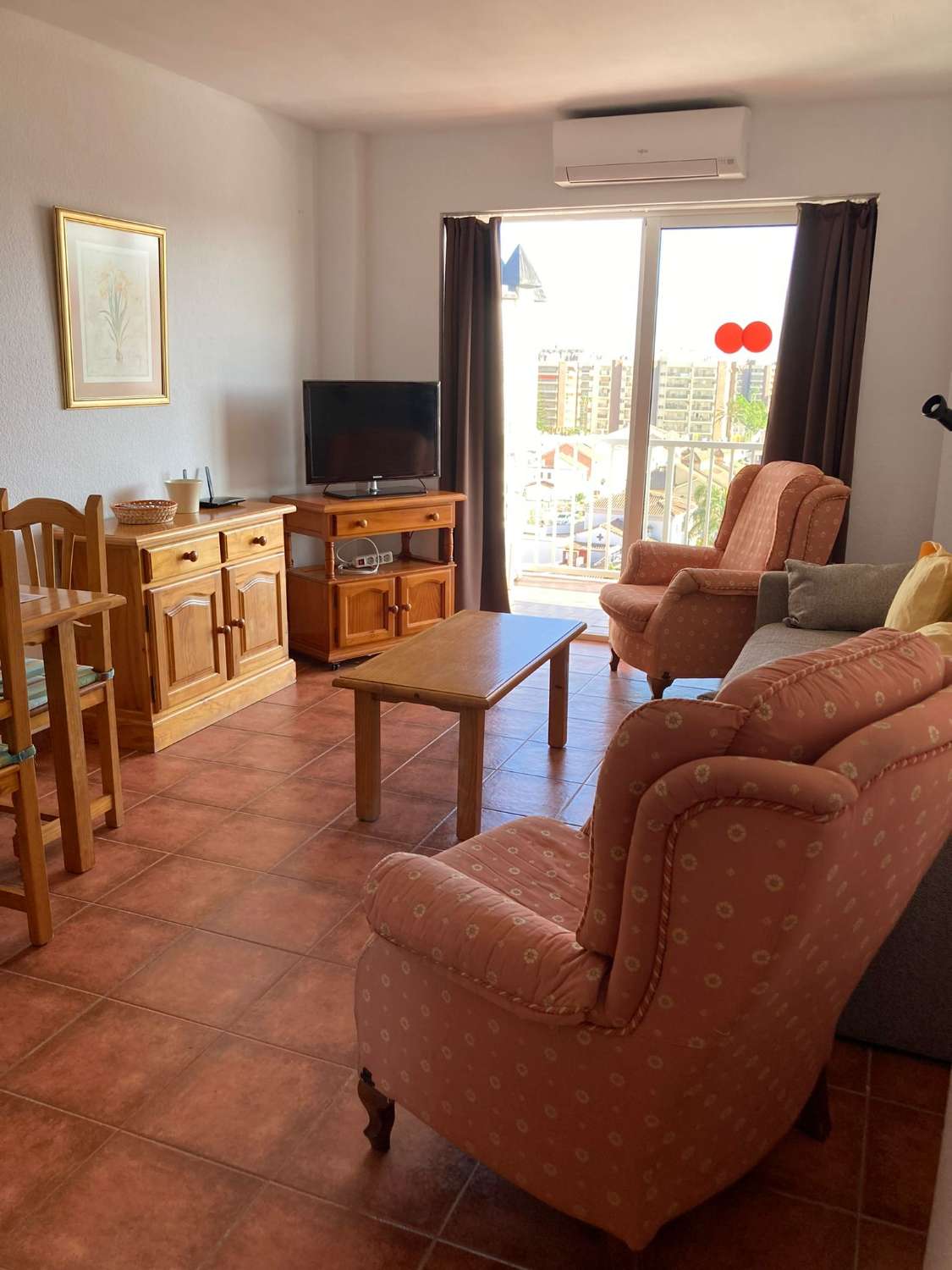 SE ALQUILA DEL 01/04/2026- 31/05/2026 Y DESDE  1.10.26-30.5.27 BONITO APARTAMENTO  CON VISTAS AL MAR EN 2ª LINEA DE PLAYA  EN FUENGIROLA