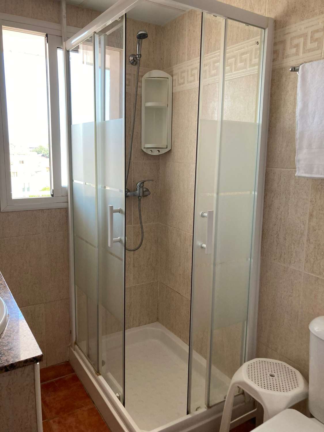 SE ALQUILA DEL 01/04/2026- 31/05/2026 Y DESDE  1.10.26-30.5.27 BONITO APARTAMENTO  CON VISTAS AL MAR EN 2ª LINEA DE PLAYA  EN FUENGIROLA