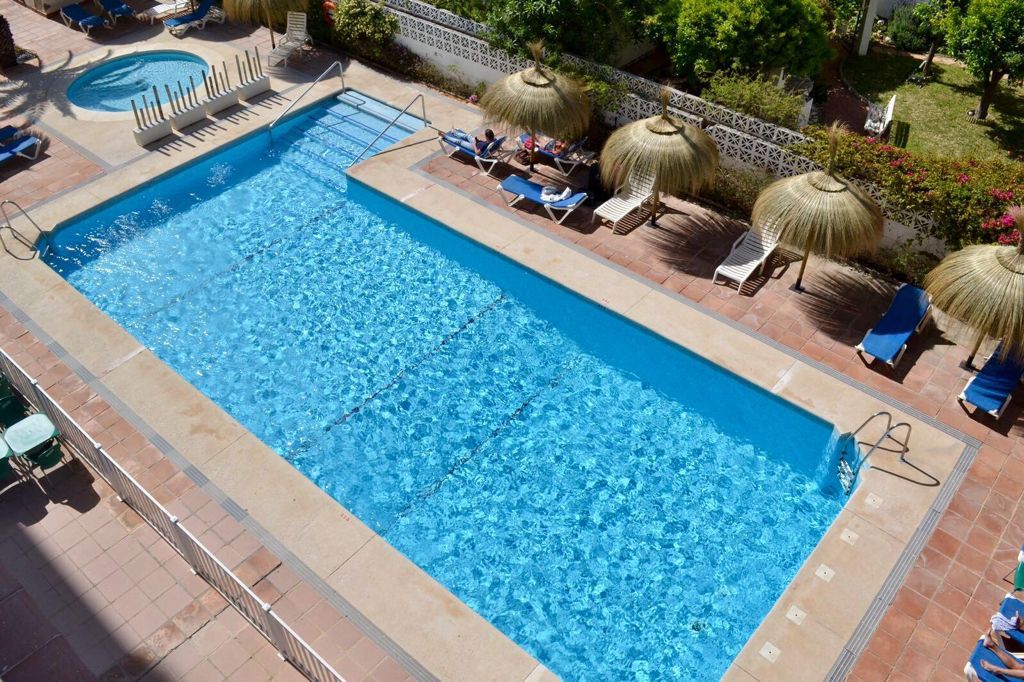 SE ALQUILA DEL 01/04/2026- 31/05/2026 Y DESDE  1.10.26-30.5.27 BONITO APARTAMENTO  CON VISTAS AL MAR EN 2ª LINEA DE PLAYA  EN FUENGIROLA