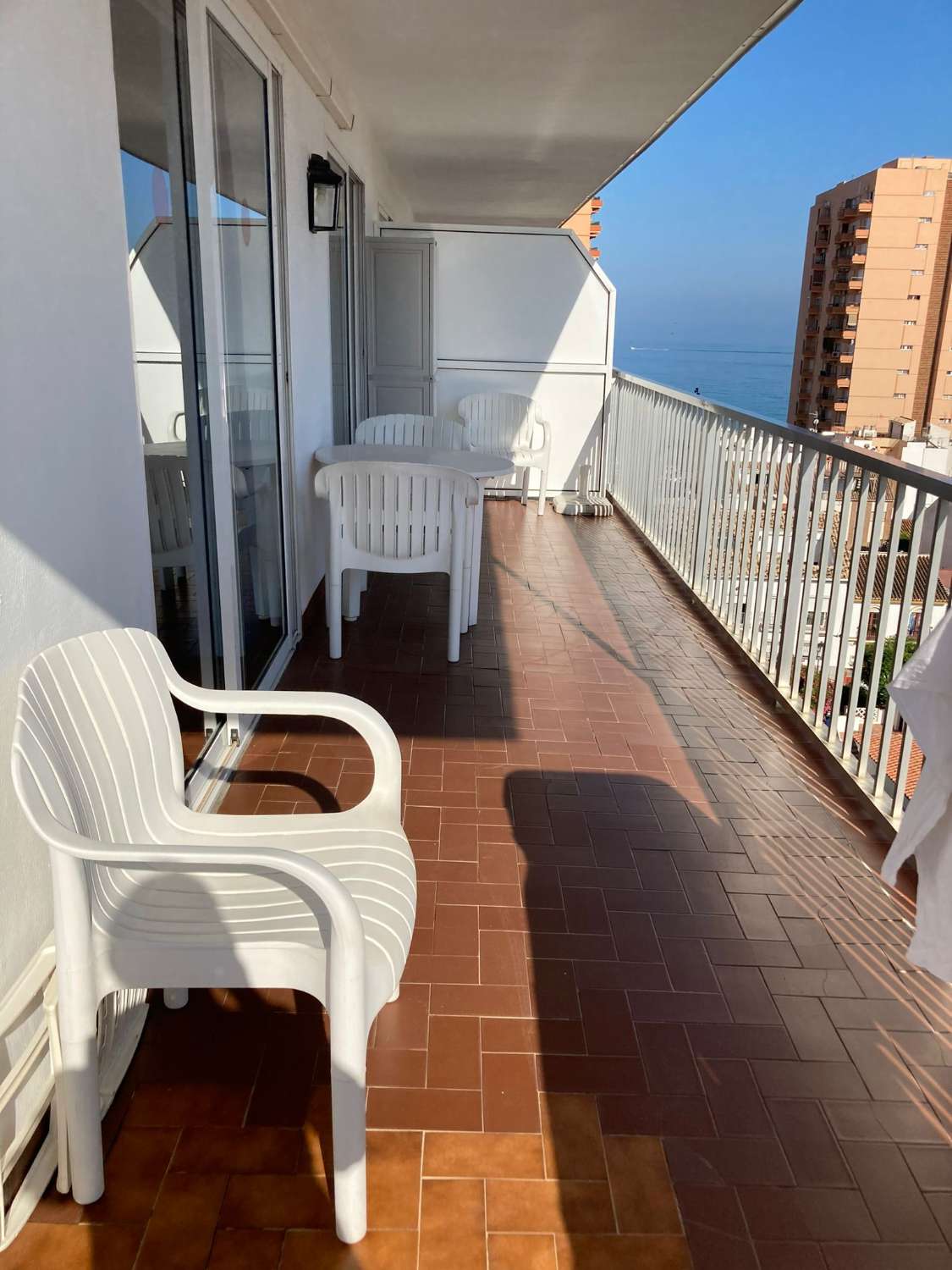 SE ALQUILA DEL 01/04/2026- 31/05/2026 Y DESDE  1.10.26-30.5.27 BONITO APARTAMENTO  CON VISTAS AL MAR EN 2ª LINEA DE PLAYA  EN FUENGIROLA