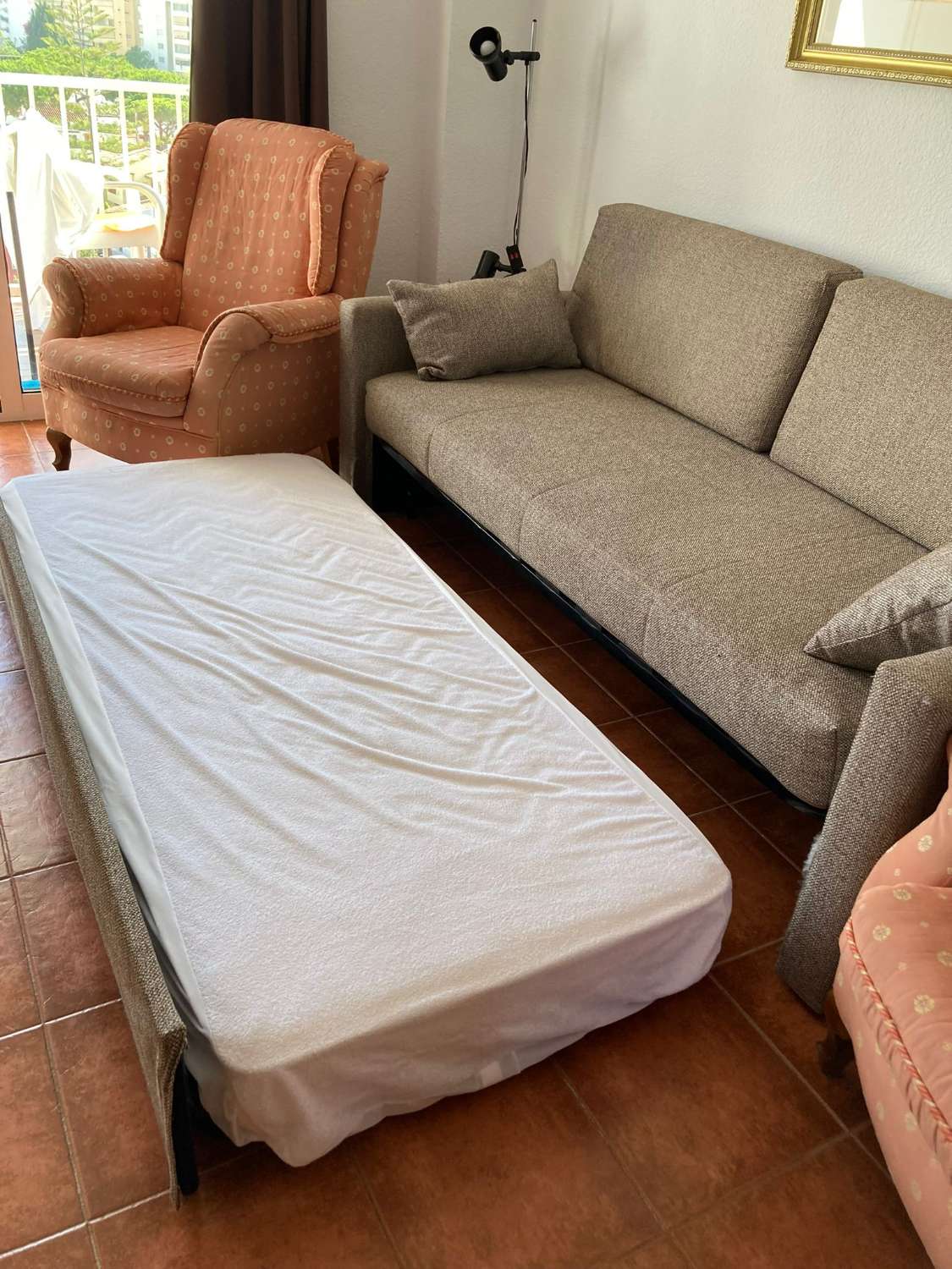 SE ALQUILA DEL 01/04/2026- 31/05/2026 Y DESDE  1.10.26-30.5.27 BONITO APARTAMENTO  CON VISTAS AL MAR EN 2ª LINEA DE PLAYA  EN FUENGIROLA