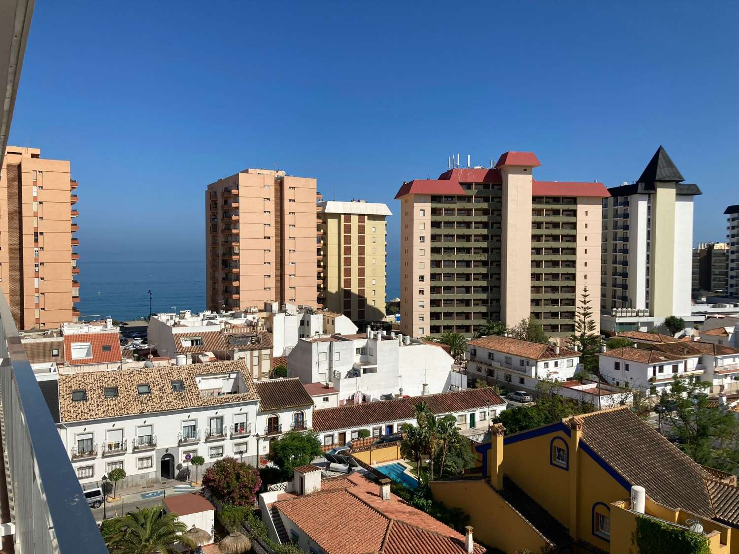 SE ALQUILA DEL 01/04/2026- 31/05/2026 Y DESDE  1.10.26-30.5.27 BONITO APARTAMENTO  CON VISTAS AL MAR EN 2ª LINEA DE PLAYA  EN FUENGIROLA