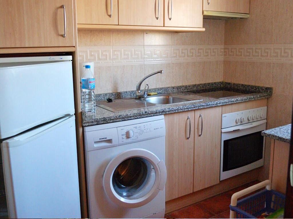 SE ALQUILA DEL 01/04/2026- 31/05/2026 Y DESDE  1.10.26-30.5.27 BONITO APARTAMENTO  CON VISTAS AL MAR EN 2ª LINEA DE PLAYA  EN FUENGIROLA