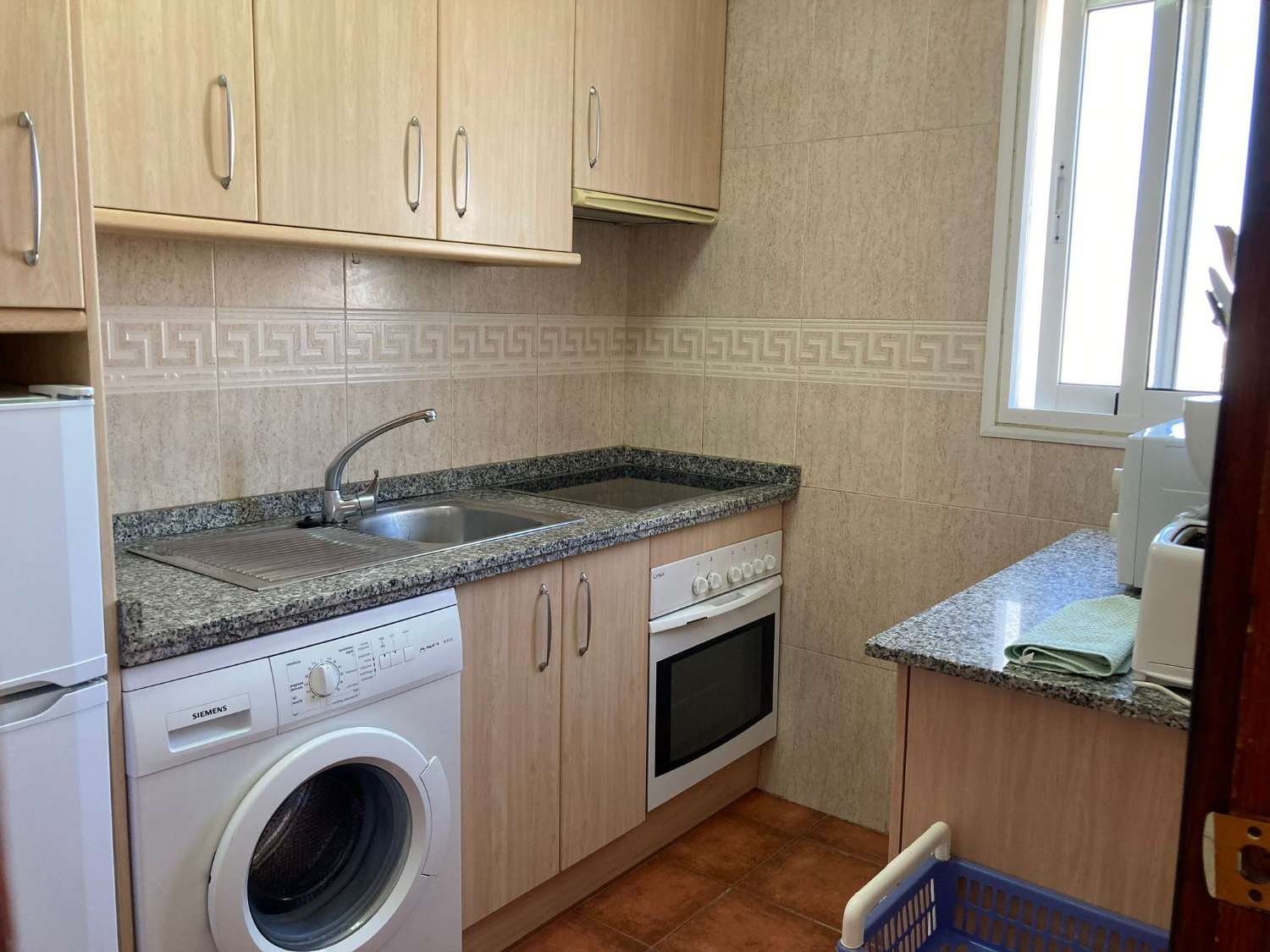 SE ALQUILA DEL 01/04/2026- 31/05/2026 Y DESDE  1.10.26-30.5.27 BONITO APARTAMENTO  CON VISTAS AL MAR EN 2ª LINEA DE PLAYA  EN FUENGIROLA