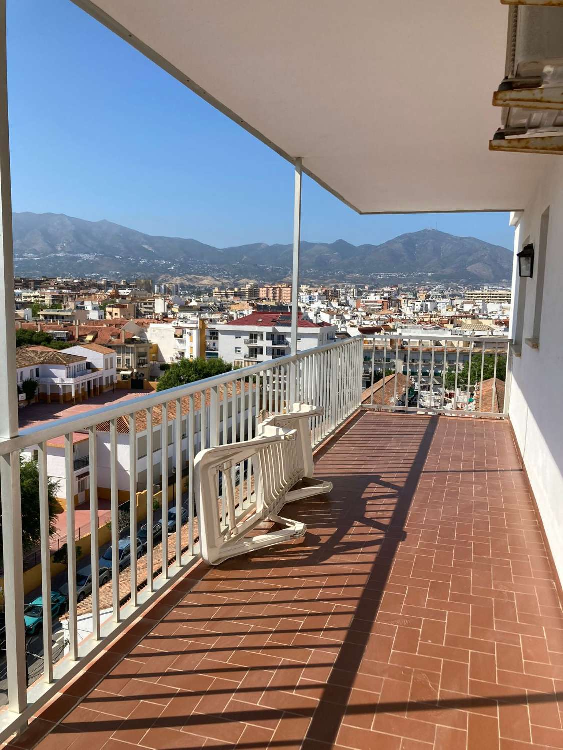 SE ALQUILA DEL 01/04/2026- 31/05/2026 Y DESDE  1.10.26-30.5.27 BONITO APARTAMENTO  CON VISTAS AL MAR EN 2ª LINEA DE PLAYA  EN FUENGIROLA