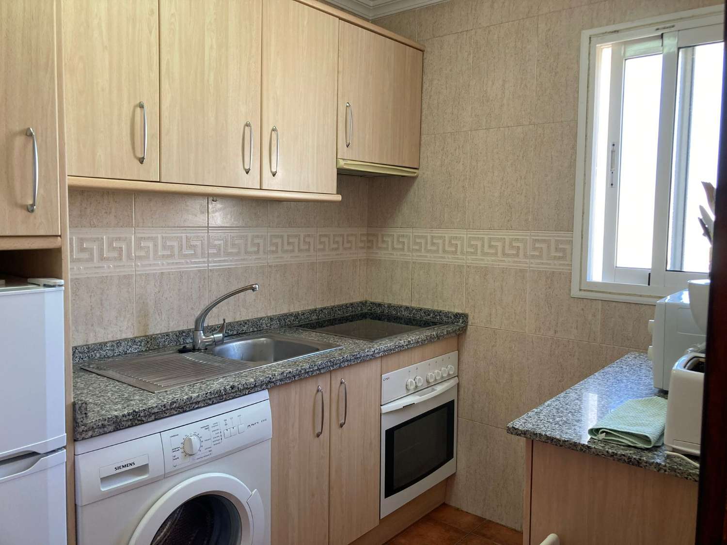 SE ALQUILA DEL 01/04/2026- 31/05/2026 Y DESDE  1.10.26-30.5.27 BONITO APARTAMENTO  CON VISTAS AL MAR EN 2ª LINEA DE PLAYA  EN FUENGIROLA