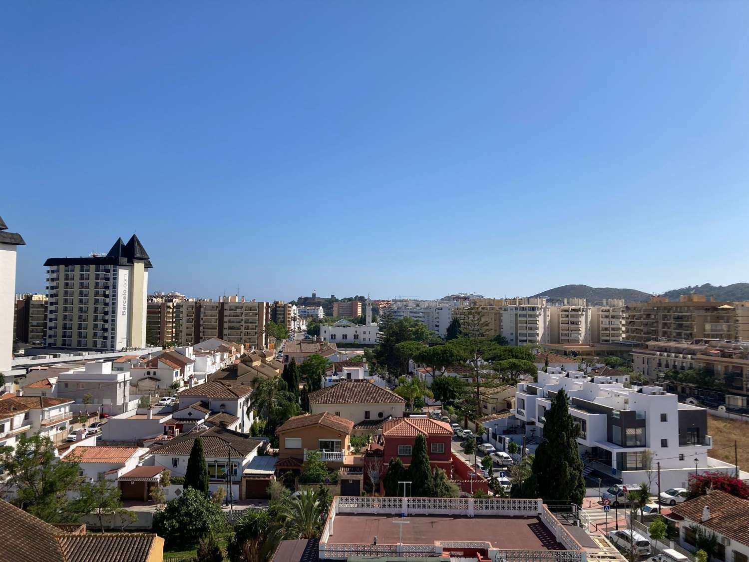 SE ALQUILA DEL 01/04/2026- 31/05/2026 Y DESDE  1.10.26-30.5.27 BONITO APARTAMENTO  CON VISTAS AL MAR EN 2ª LINEA DE PLAYA  EN FUENGIROLA