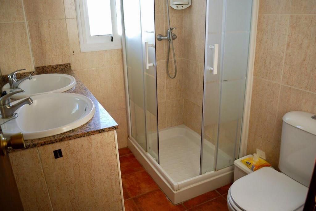 SE ALQUILA DEL 01/04/2026- 31/05/2026 Y DESDE  1.10.26-30.5.27 BONITO APARTAMENTO  CON VISTAS AL MAR EN 2ª LINEA DE PLAYA  EN FUENGIROLA