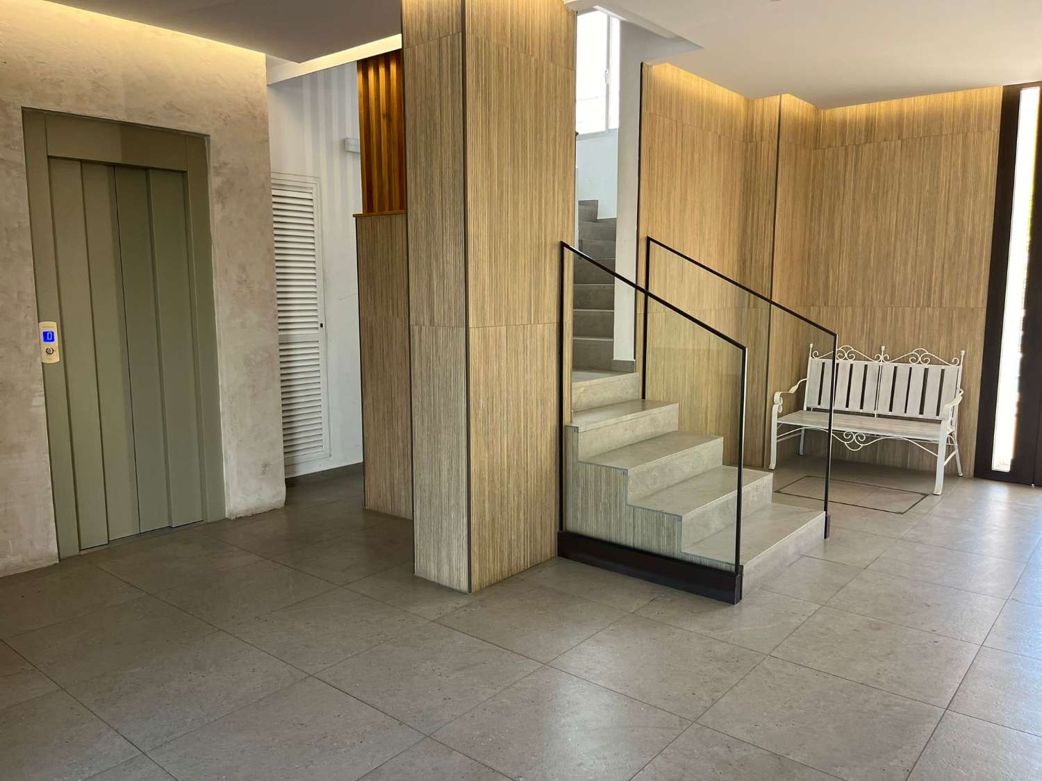 SE ALQUILA DEL 01/04/2026- 31/05/2026 Y DESDE  1.10.26-30.5.27 BONITO APARTAMENTO  CON VISTAS AL MAR EN 2ª LINEA DE PLAYA  EN FUENGIROLA