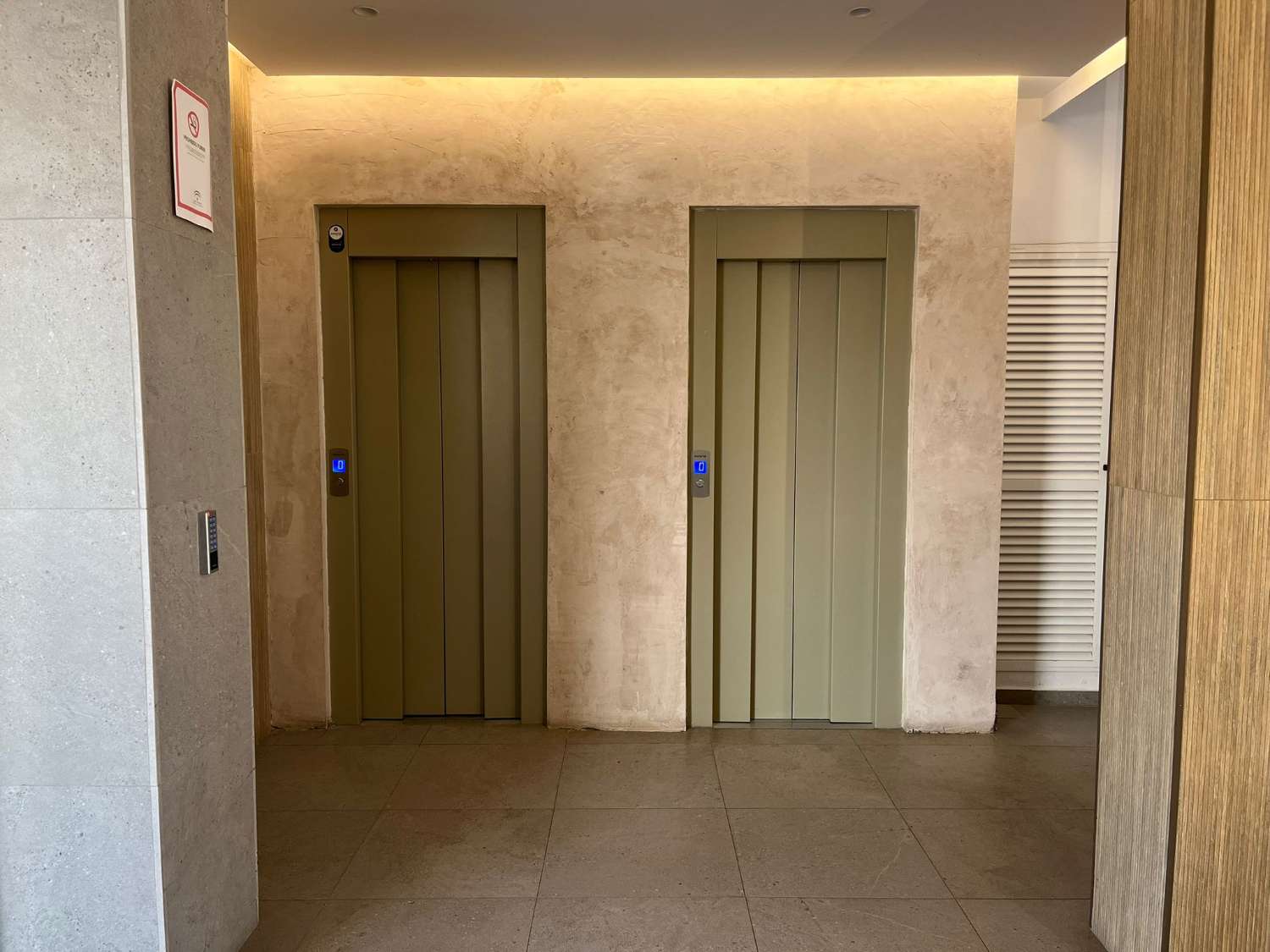 SE ALQUILA DEL 01/04/2026- 31/05/2026 Y DESDE  1.10.26-30.5.27 BONITO APARTAMENTO  CON VISTAS AL MAR EN 2ª LINEA DE PLAYA  EN FUENGIROLA