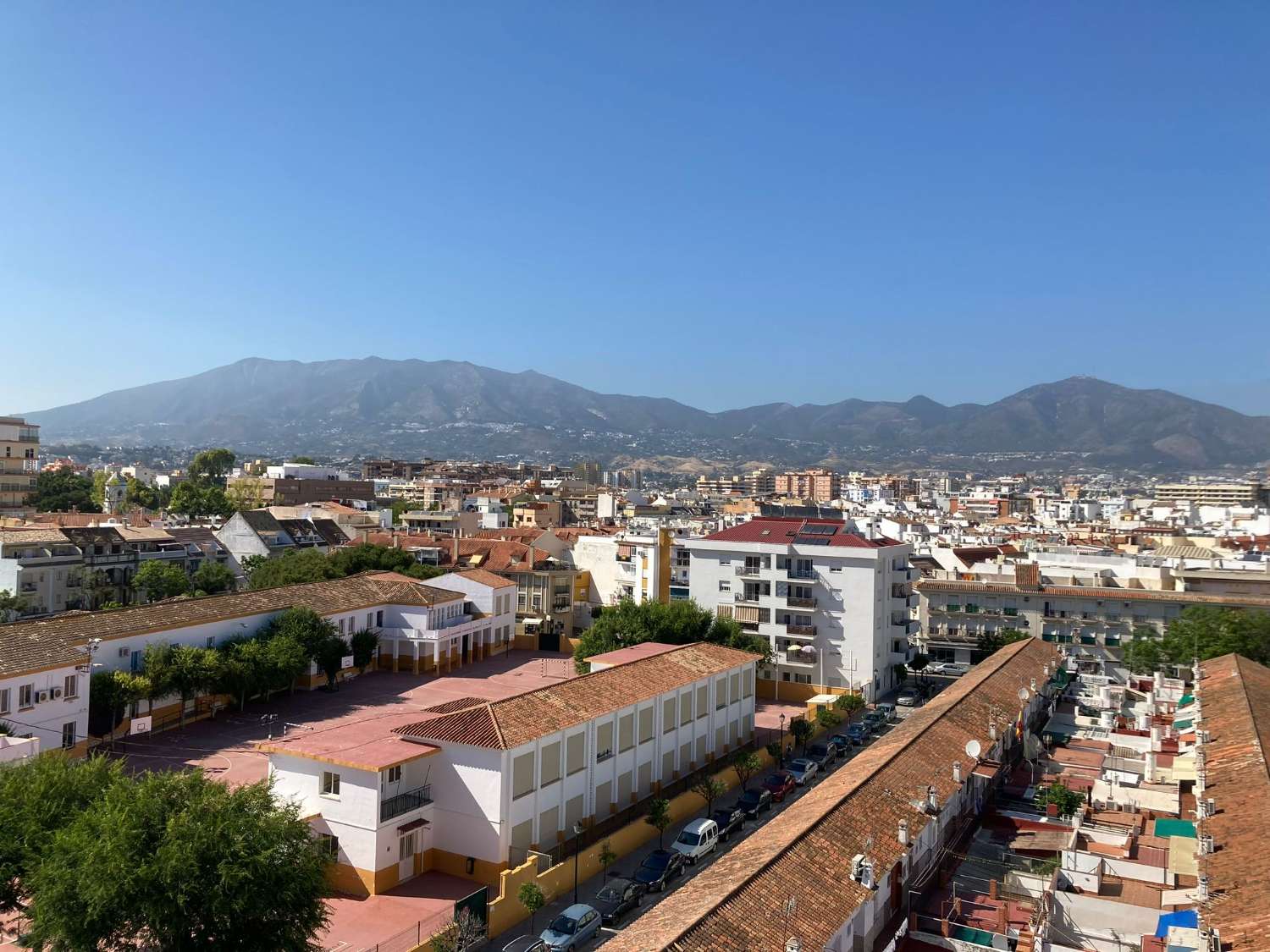 SE ALQUILA DEL 01/04/2026- 31/05/2026 Y DESDE  1.10.26-30.5.27 BONITO APARTAMENTO  CON VISTAS AL MAR EN 2ª LINEA DE PLAYA  EN FUENGIROLA