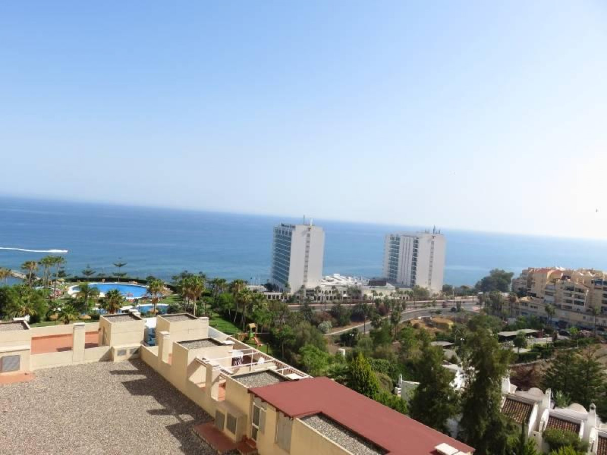 SE ALQUILA DESDE 1 DE DICIEMBRE 2025  POR 11 MESES PRORROGABLES BONITO APARTAMENTO CON VISTAS AL MAR EN BENALMADENA
