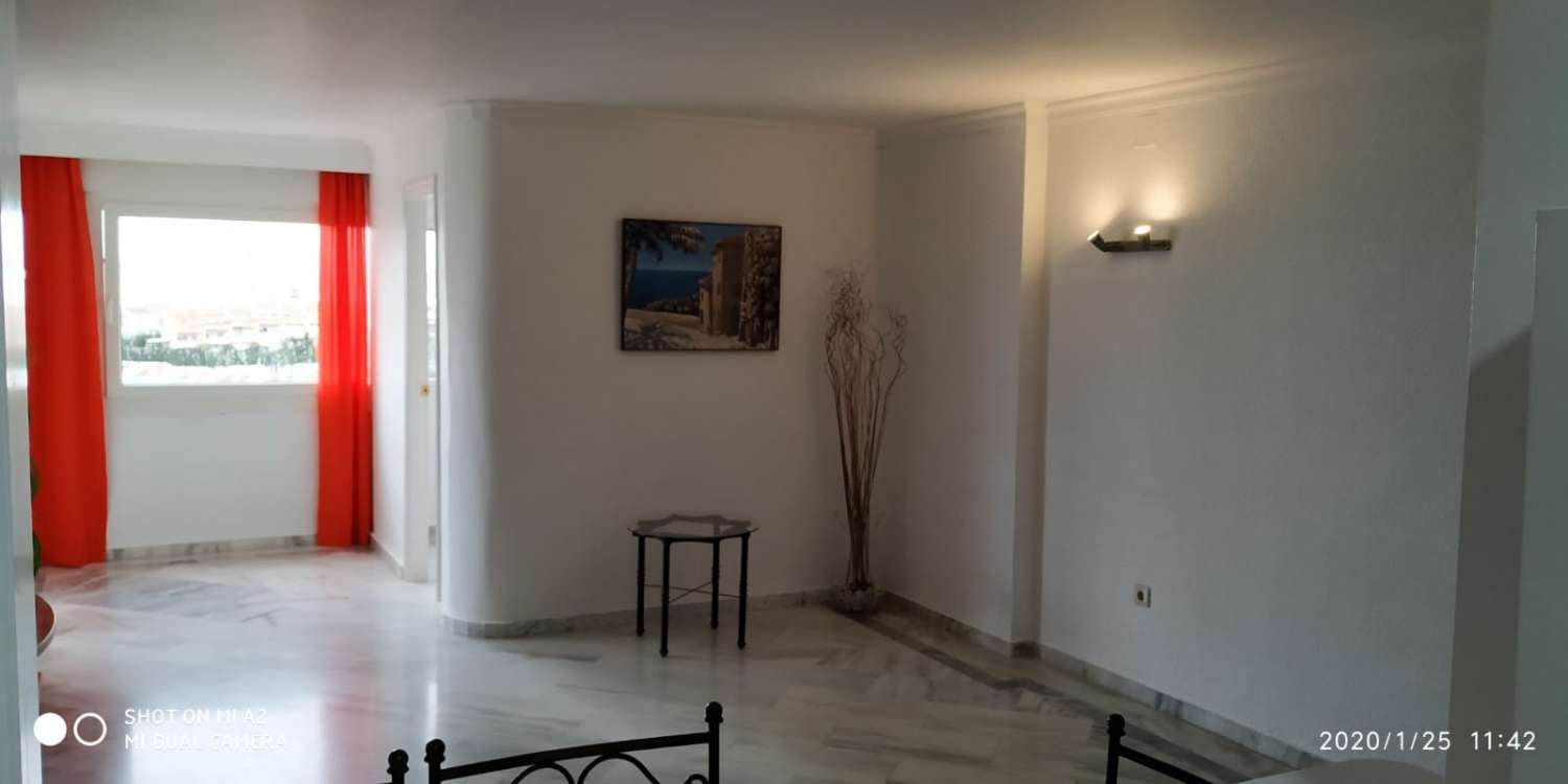 SE ALQUILA DESDE 1 DE DICIEMBRE 2025  POR 11 MESES PRORROGABLES BONITO APARTAMENTO CON VISTAS AL MAR EN BENALMADENA