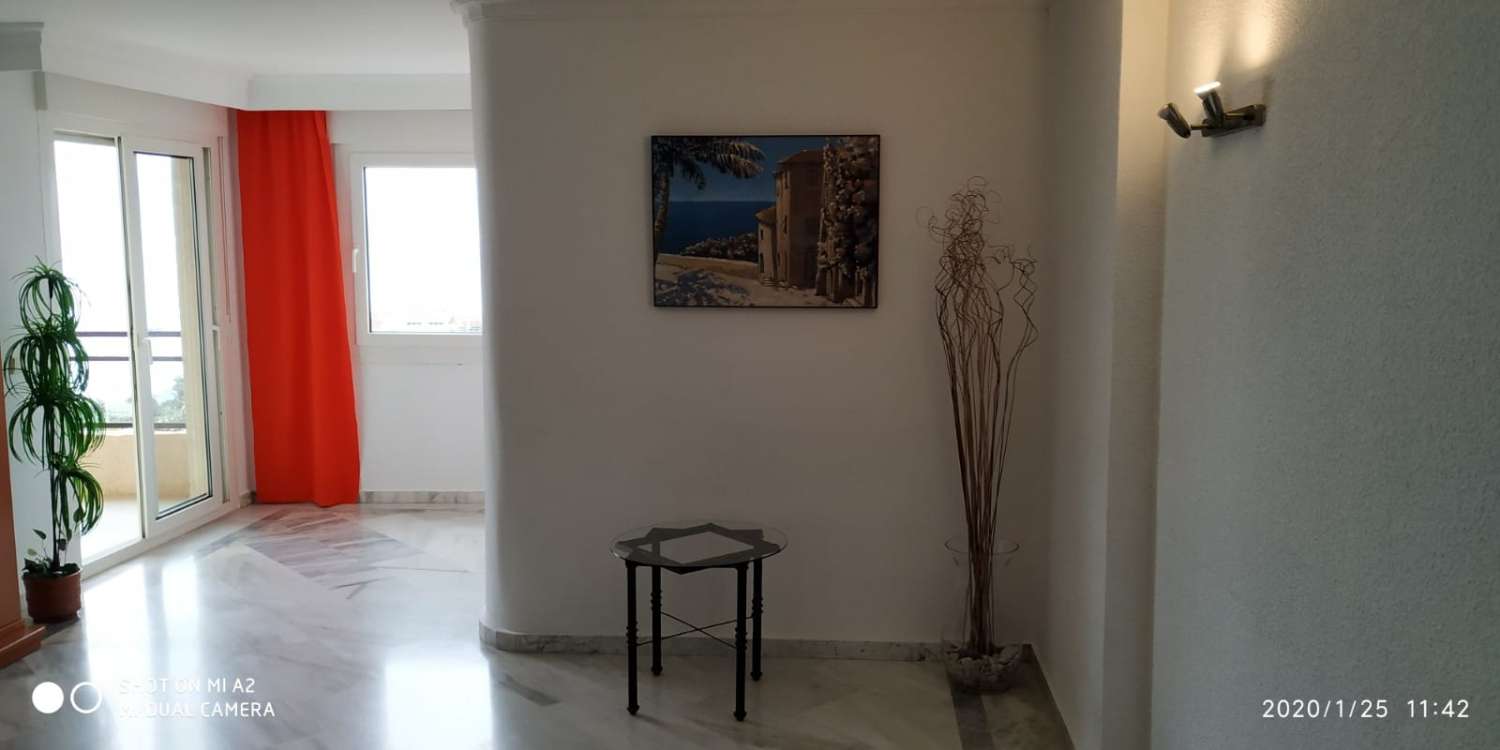 SE ALQUILA DESDE 1 DE DICIEMBRE 2025  POR 11 MESES PRORROGABLES BONITO APARTAMENTO CON VISTAS AL MAR EN BENALMADENA