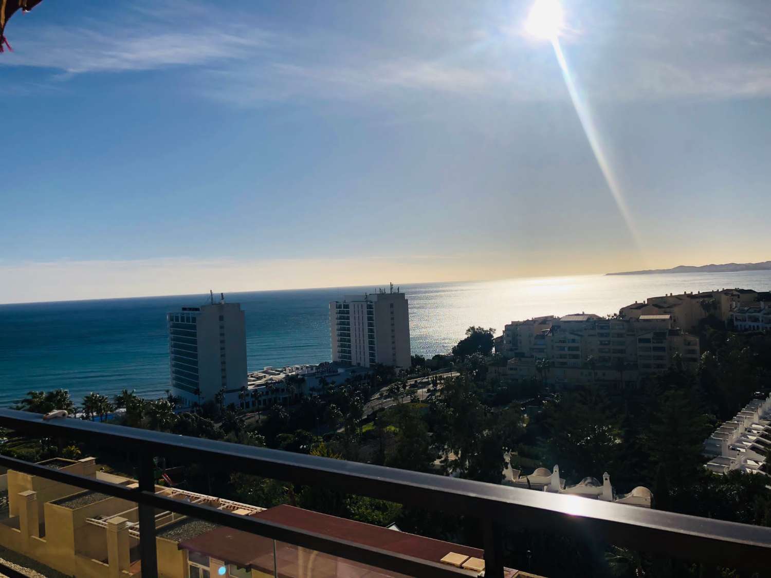 SE ALQUILA DESDE 1 DE DICIEMBRE 2025  POR 11 MESES PRORROGABLES BONITO APARTAMENTO CON VISTAS AL MAR EN BENALMADENA